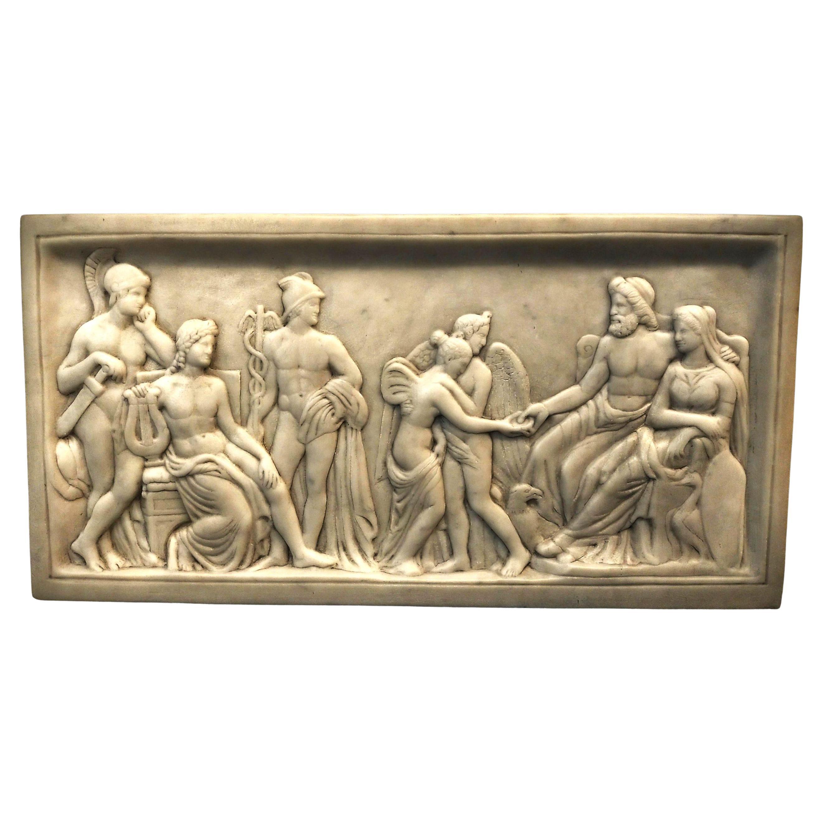 Sculpture en marbre, Relief d'une scène mythologique en marbre de Carrare en vente