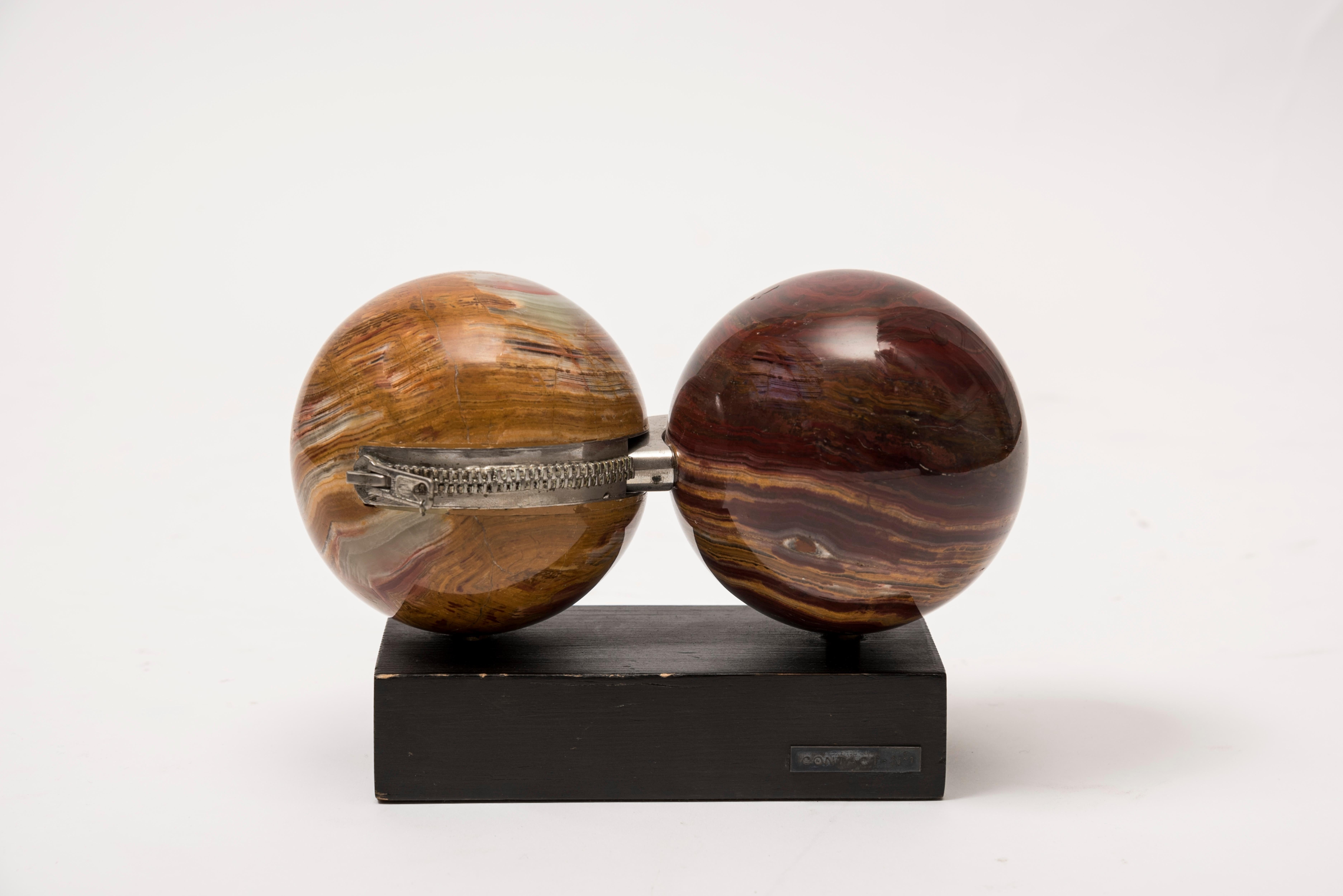 Ultra rare sculpture with two different marble bowls and a metal zipper.
Very nice quality.