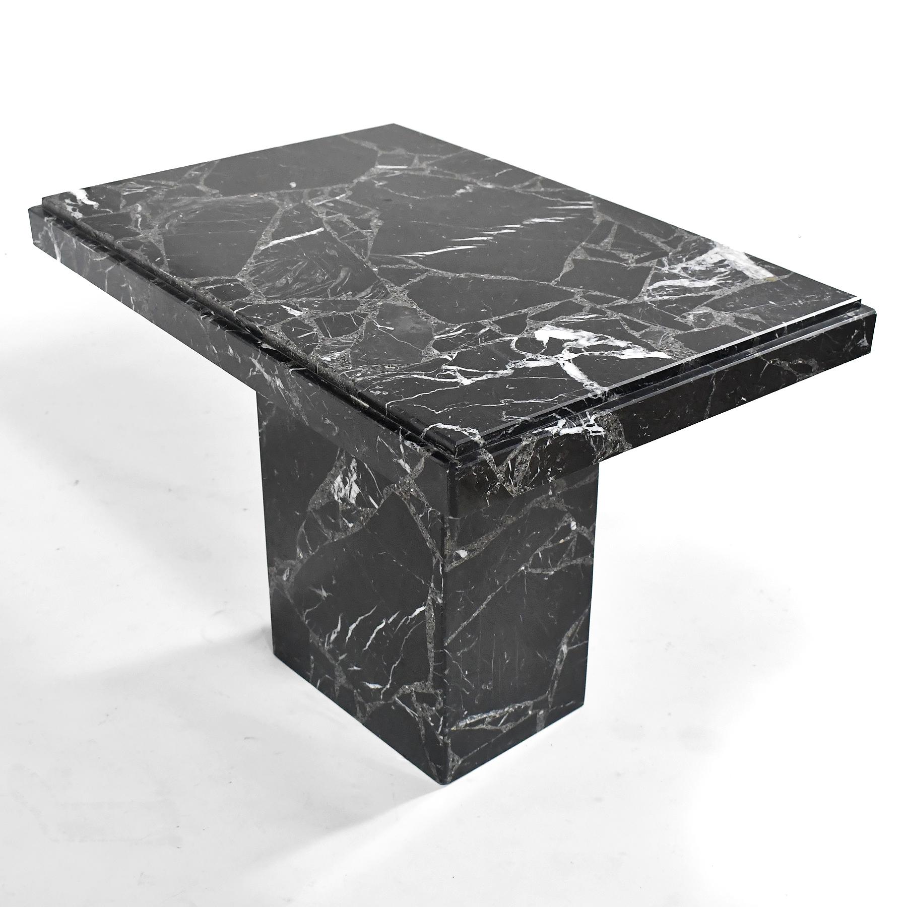 D'une forme élégante et minimaliste, cette table d'appoint d'Ello est réalisée en marbre composite noir.

La table basse assortie est également disponible.

21,5 