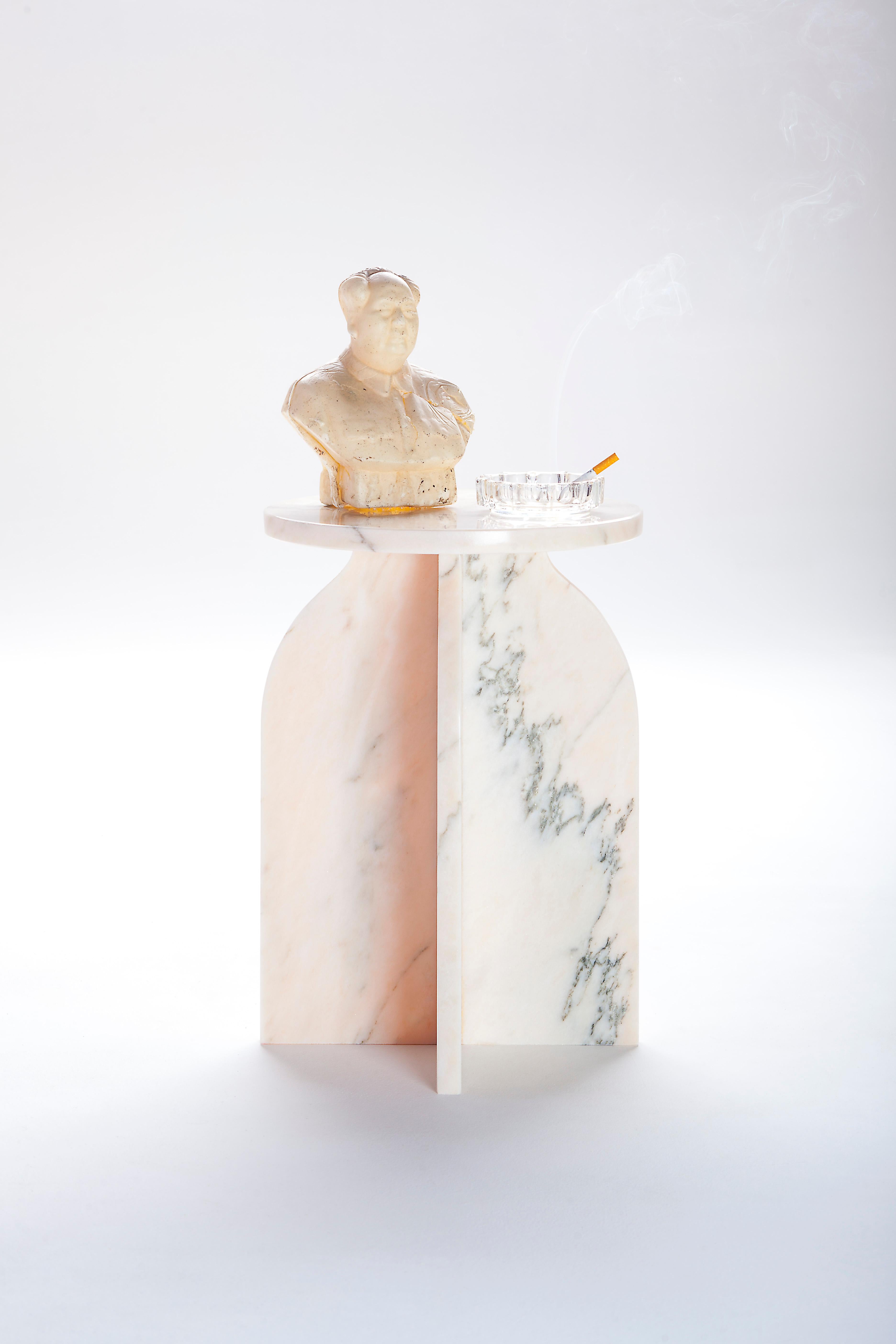 Marmorbeistelltisch von Joseph Vila Capdevila
MATERIAL: Marmor
Abmessungen: 33 x 47 cm
Gewicht: 19,1 kg

Niedriger Tisch, bestehend aus einer kreisförmigen Hülle aus behandeltem Marmor, die auf vier Beinen aus demselben Material ruht und zwei