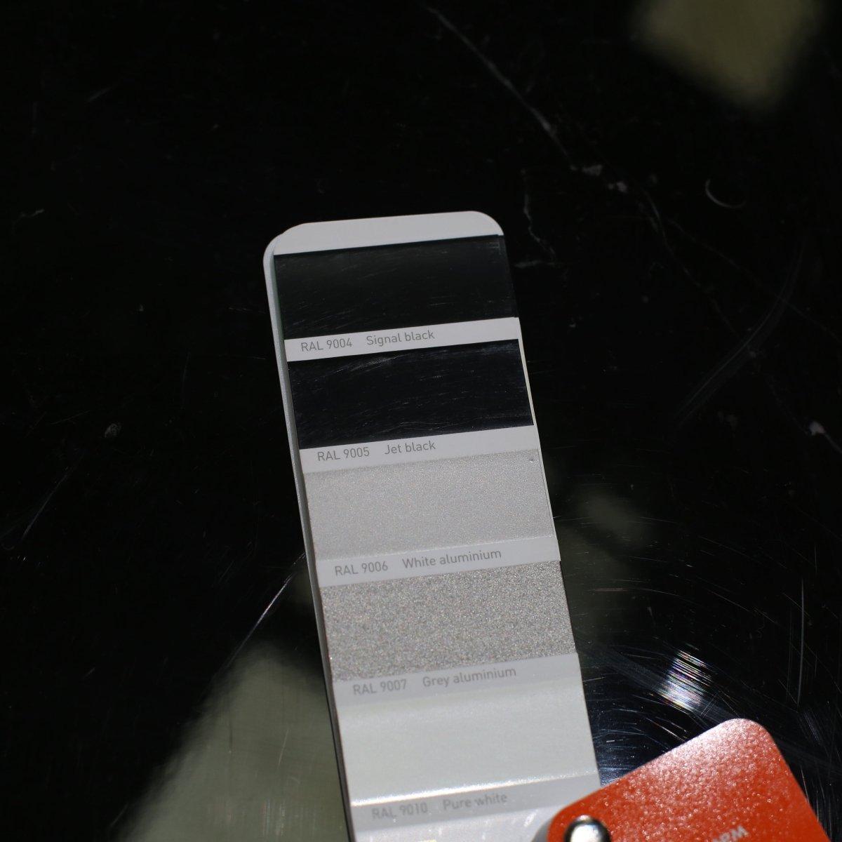 Ti presentiamo lo splendido tavolino in marmo di Minotti, un vero e proprio pezzo forte per qualsiasi spazio abitativo di lusso. Realizzato con marmo della migliore qualità, questo tavolino emana eleganza e raffinatezza. Il design elegante e moderno