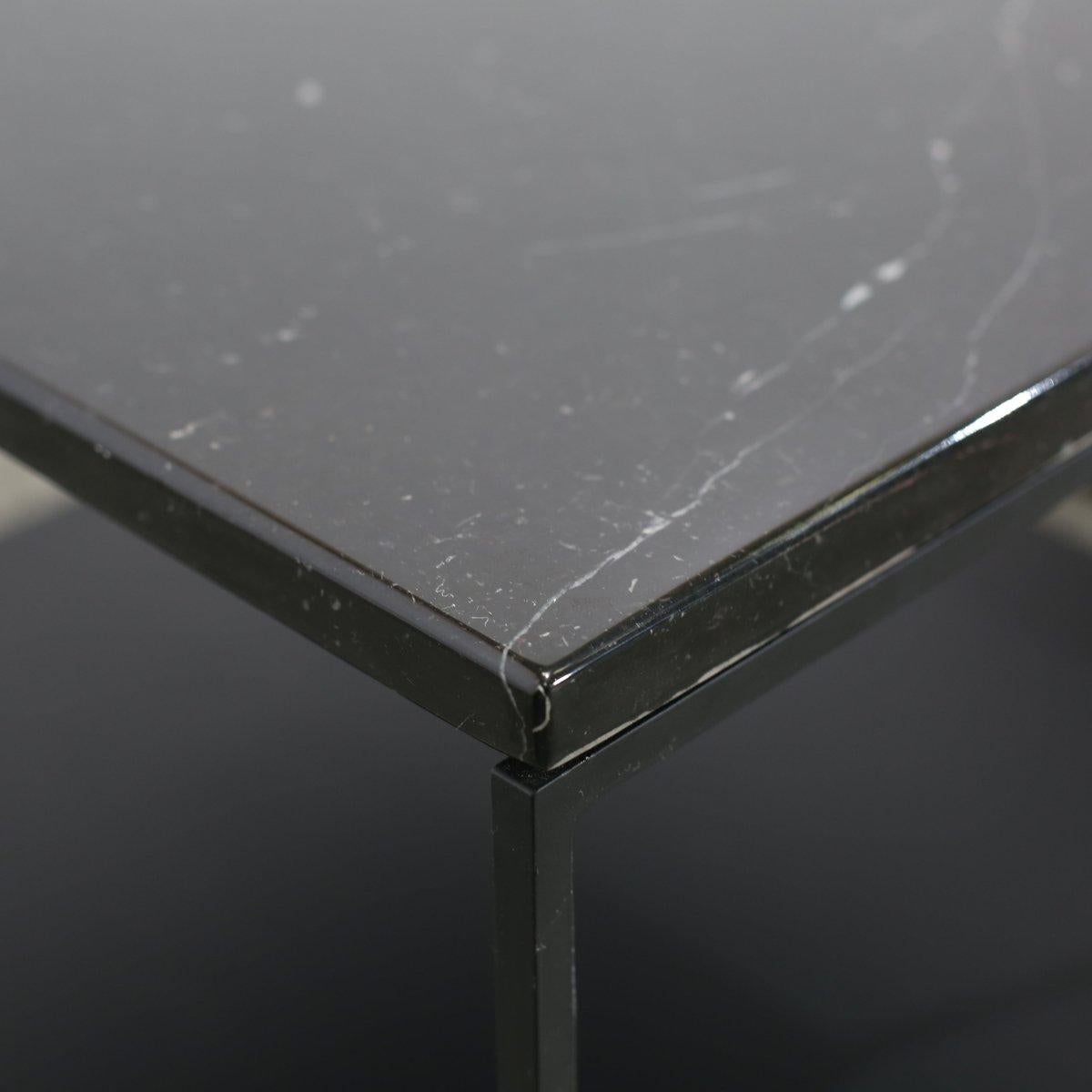 Italiano Tavolino in marmo di Minotti, Set di due in vendita