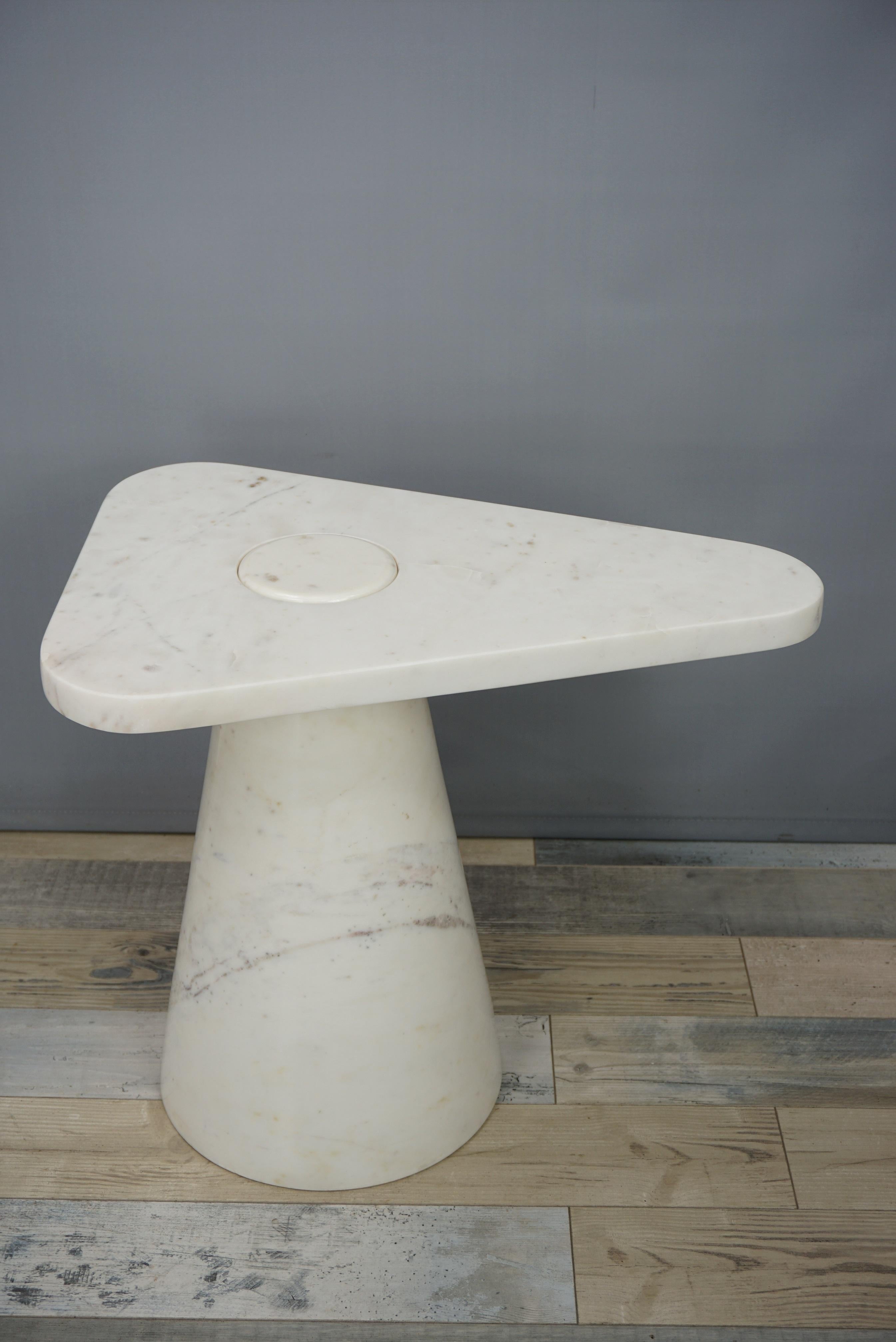 Italian 1970s Design Style White Marble Side Table  In New Condition For Sale In Tourcoing, FR