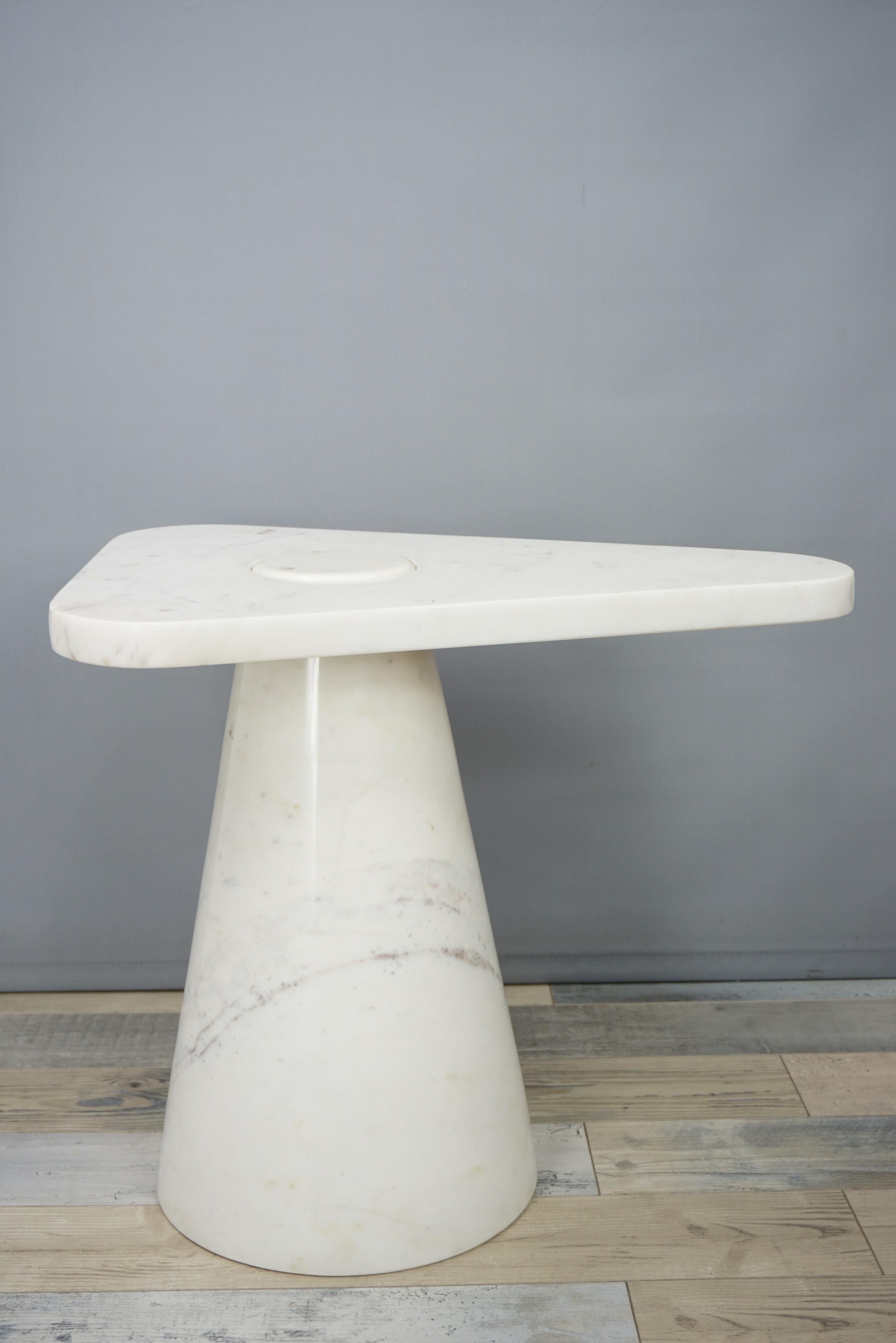 Graphic and Italian 70s design style at the manner of Angelo Mangiarotti side table in white marble.
