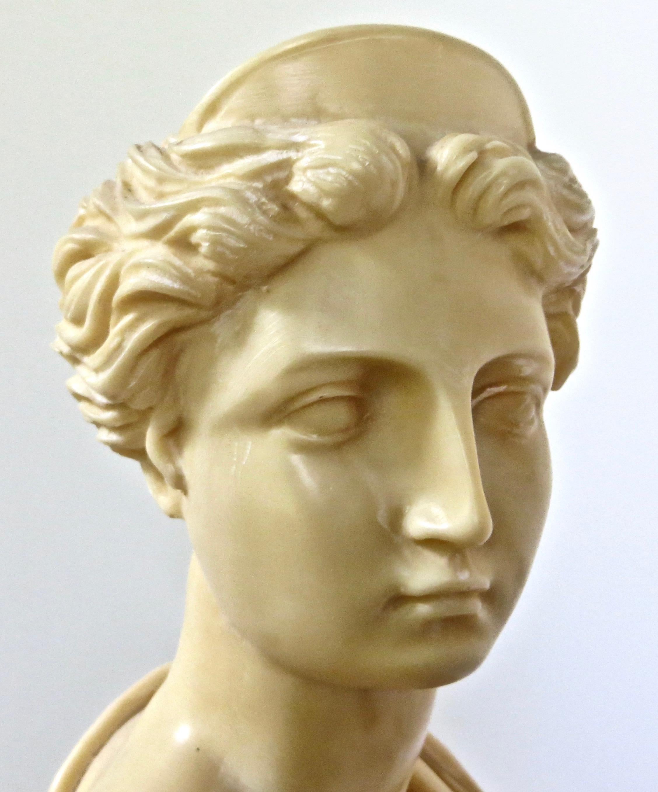 Milieu du XXe siècle Buste simulé en marbre de « Artemis ». Grèce, vers les années 1950 en vente
