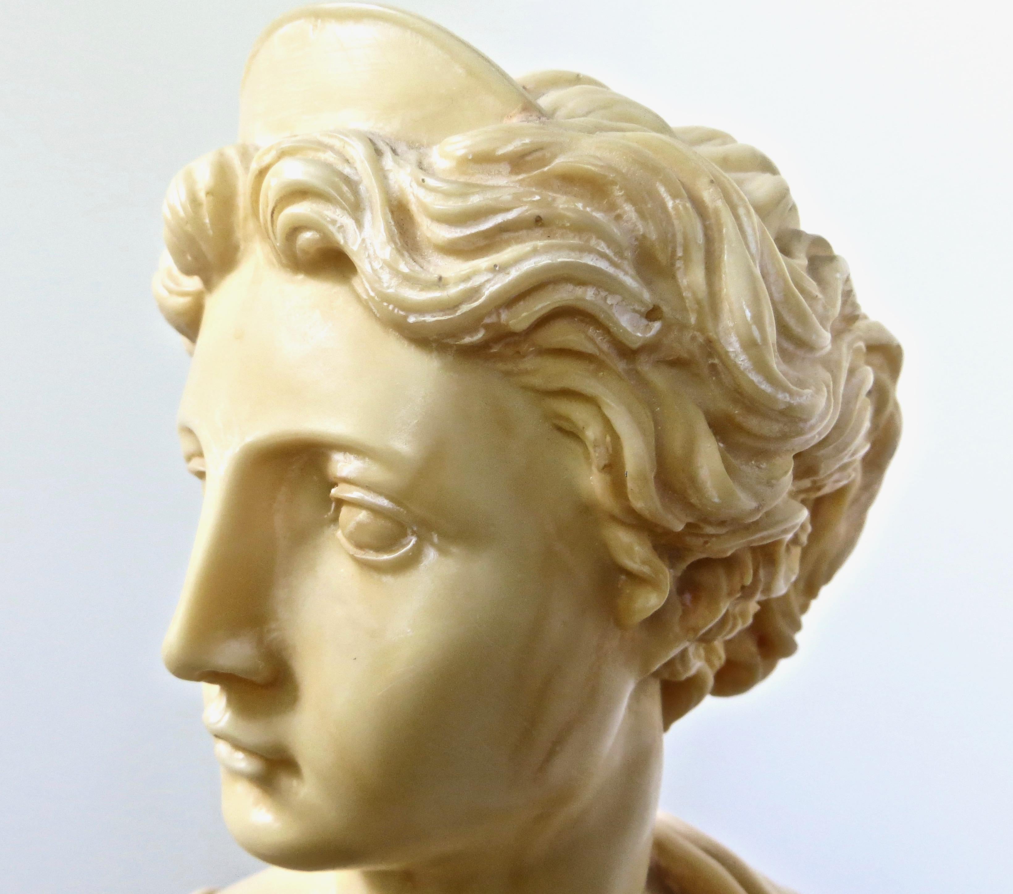 Buste simulé en marbre de « Artemis ». Grèce, vers les années 1950 en vente 1