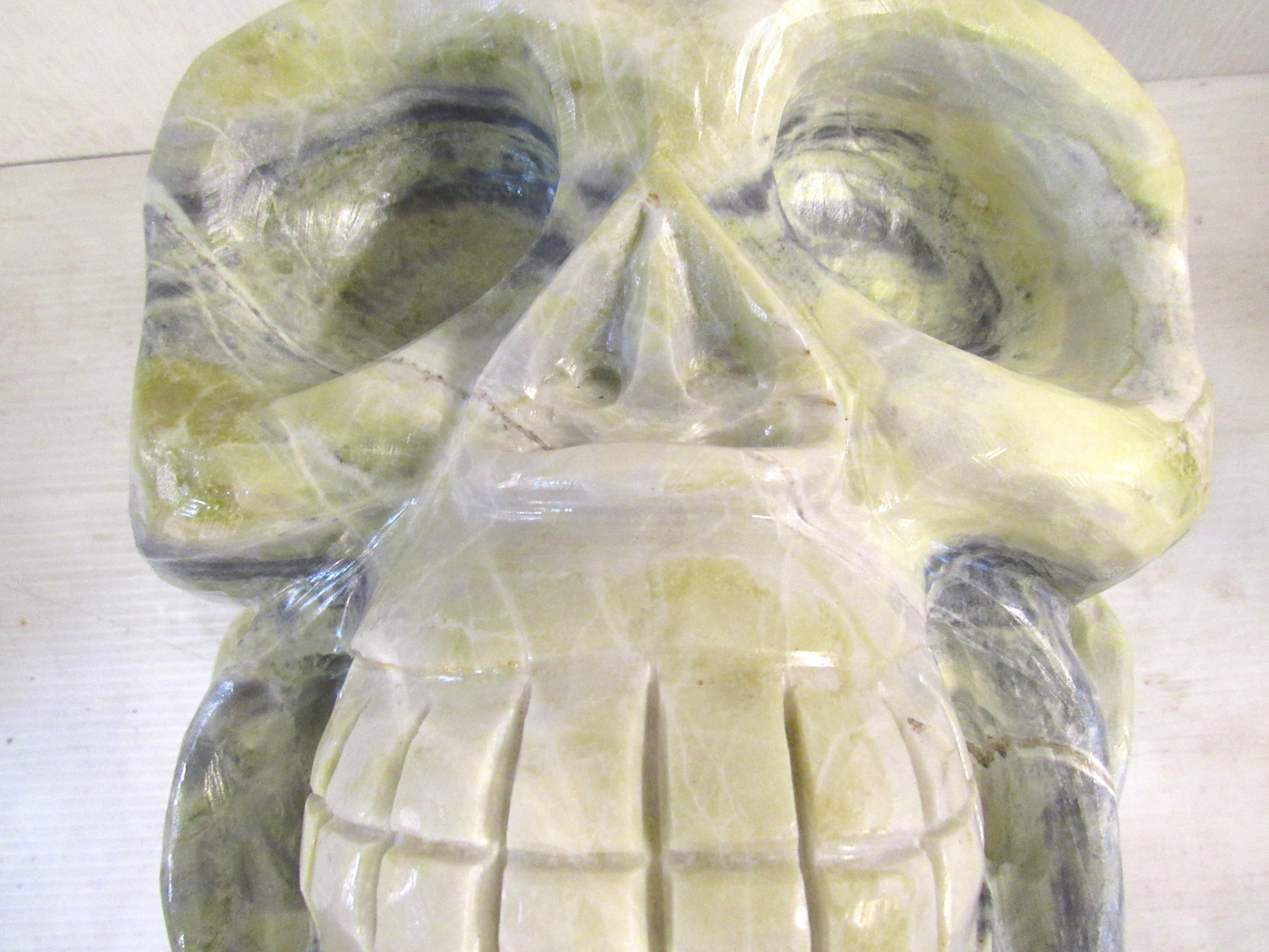 Sculpture de crâne en marbre en vente 2
