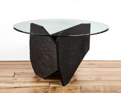 Tavolo da pranzo in marmo nero e ardesia con piano a specchio grigio firmato da Frederic Saulou