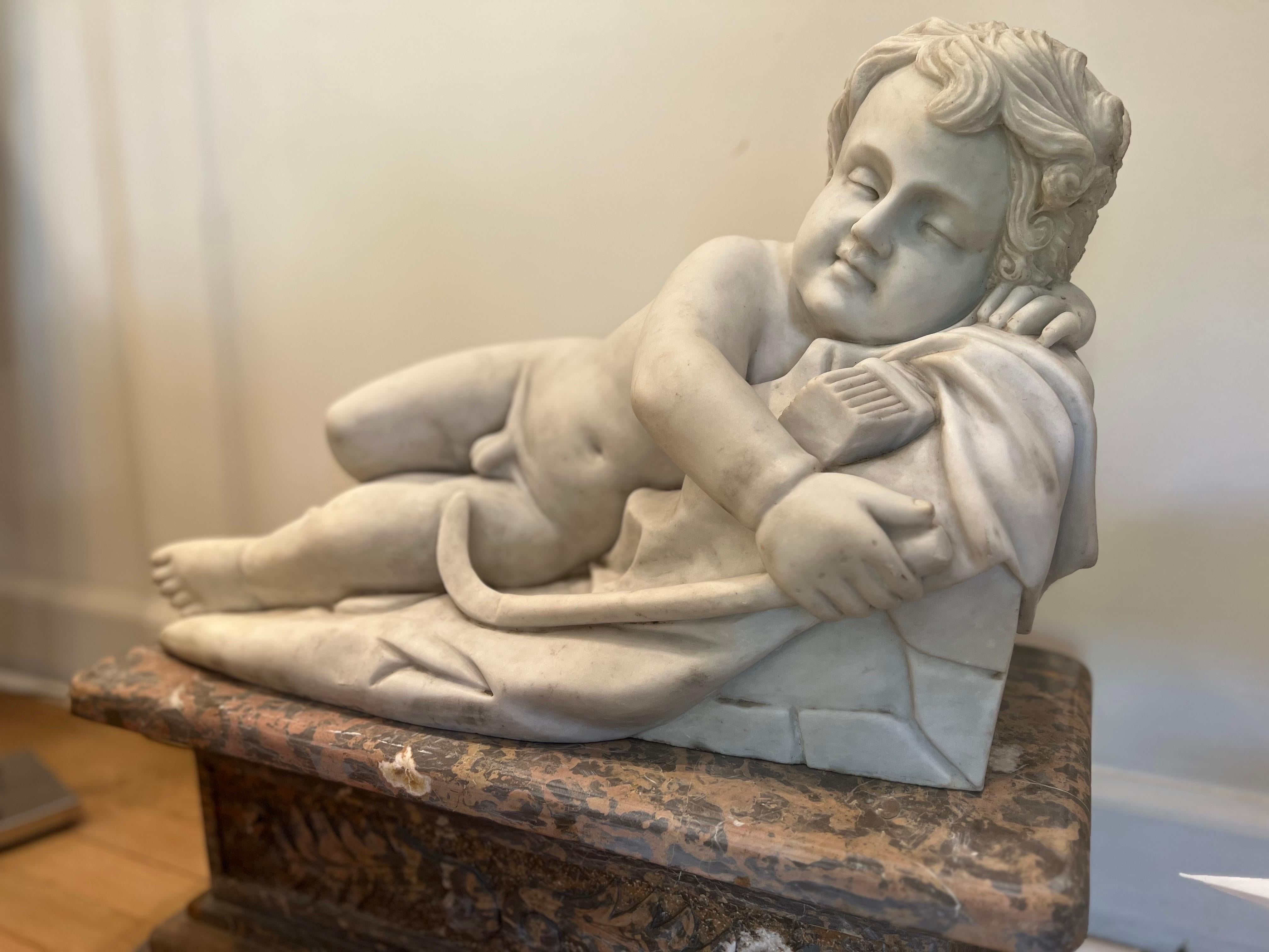 Barocco Statua di Cupido dormiente in marmo nello stile di François Duquesnoy in vendita