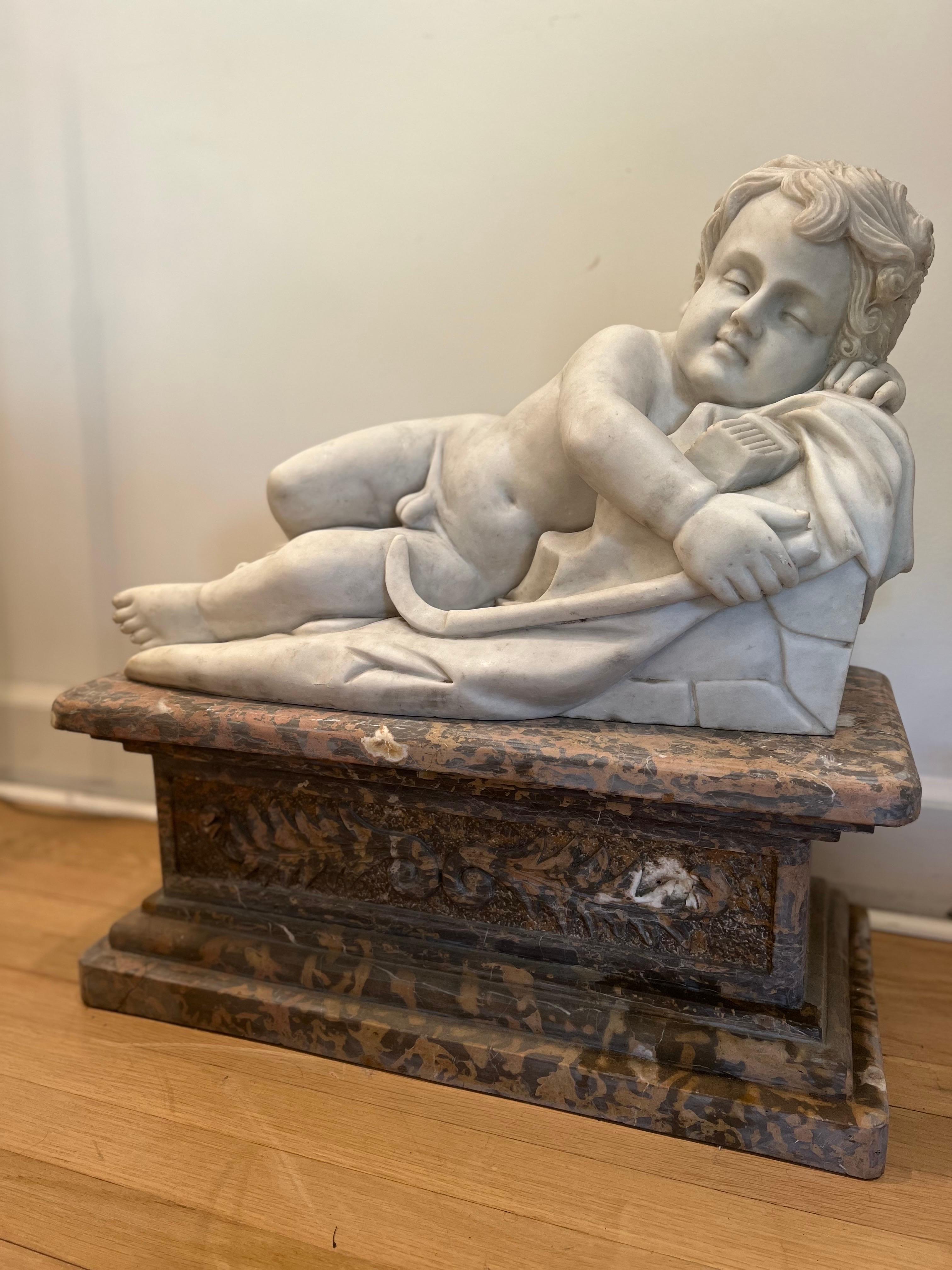 Marble sleeping Cupid Statue in the style of François Duquesnoy In Good Condition For Sale In Los Angeles, CA