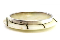 Marble soap dish with oval silver structure