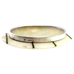 Marble soap dish with oval silver structure