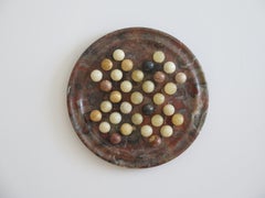 Jeu de solitaire en marbre Plateau en pierre naturelle et 33 billes d'agate, vers les années 1930