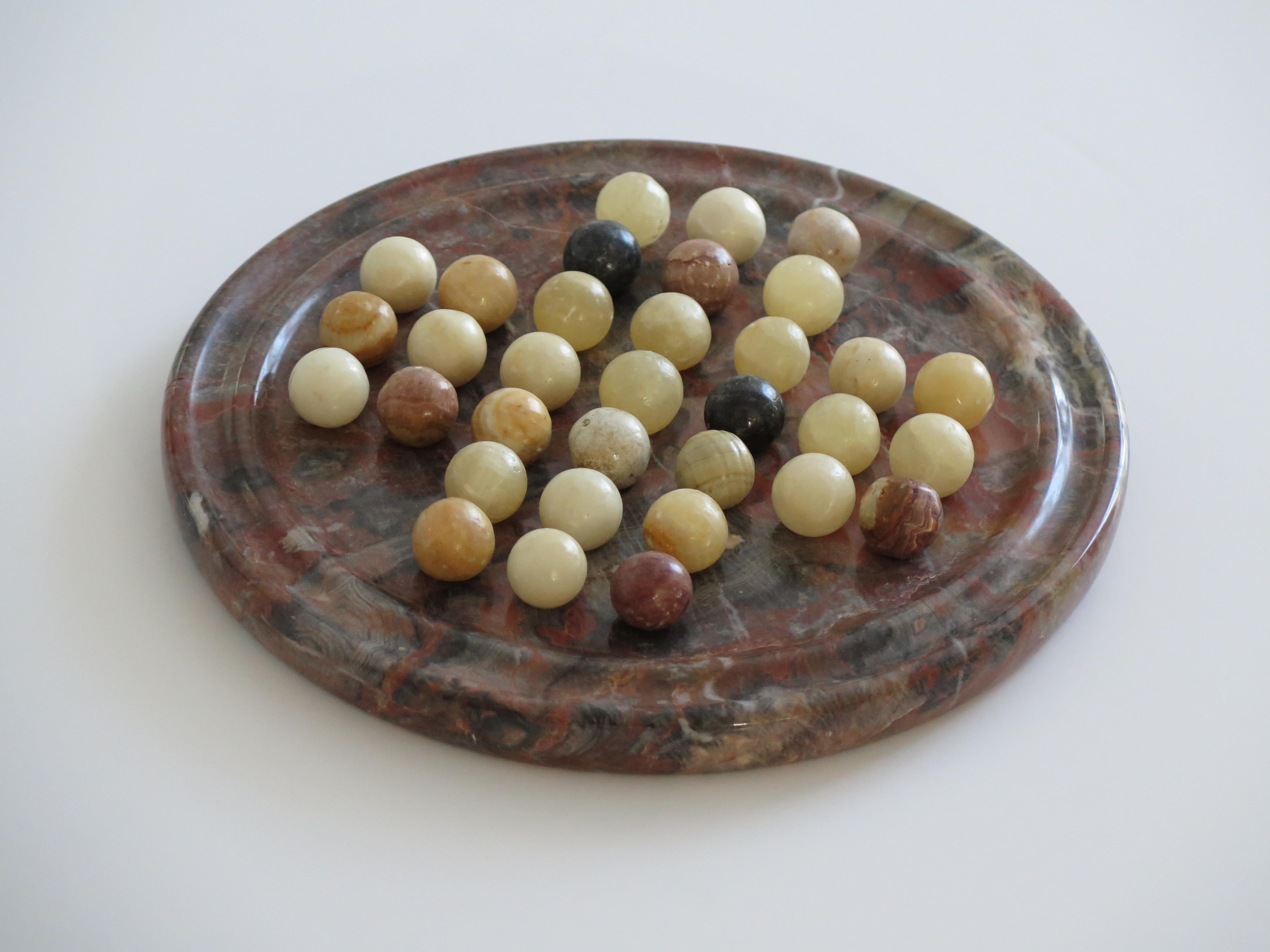 Marble Solitaire Board Game Natural Stone Board & 33 Agate Marbles, circa 1930s In Good Condition In Lincoln, Lincolnshire