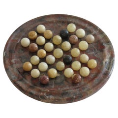 Gioco da tavolo solitario in marmo Tabellone in pietra naturale e 33 biglie di agata, anni '30 circa