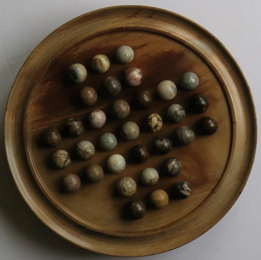 Marble Solitaire Game Hardwood Board 33 Agate Mineral Stone Marbles, circa 1920 In Good Condition In Lincoln, Lincolnshire