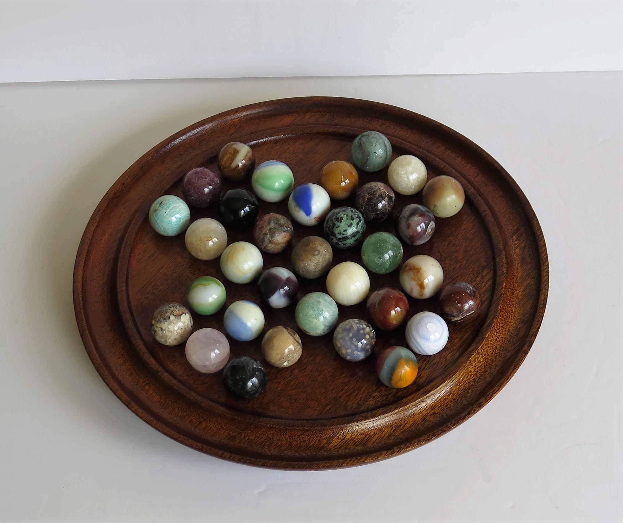 Marble Solitaire Game Hardwood Board and 33 Mainly Agate Mineral Stone Marbles In Good Condition In Lincoln, Lincolnshire