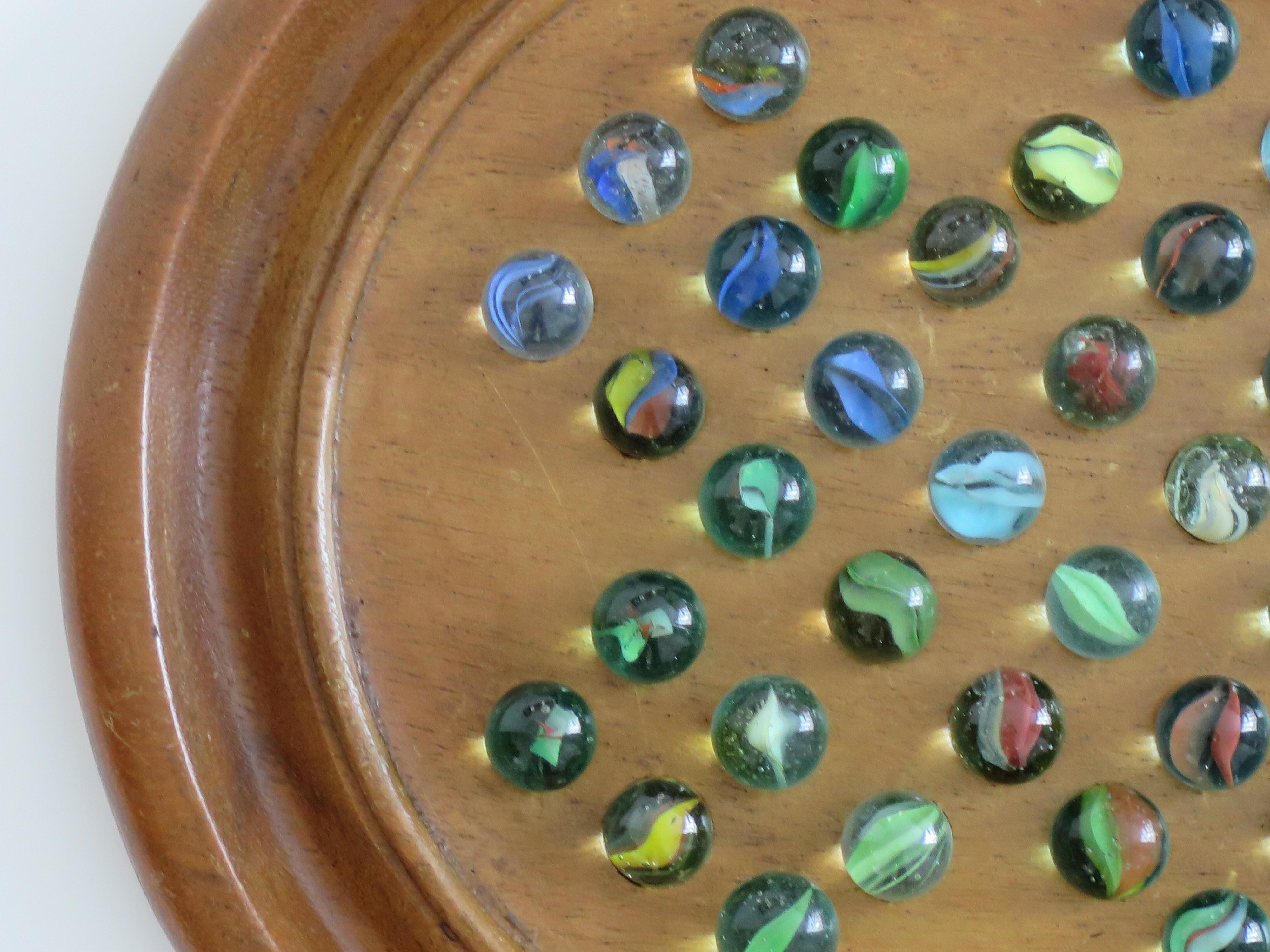 Juego de solitario de canicas Tablero de madera dura con 34 canicas antiguas de cristal arremolinado, Circa 1930 en venta 2