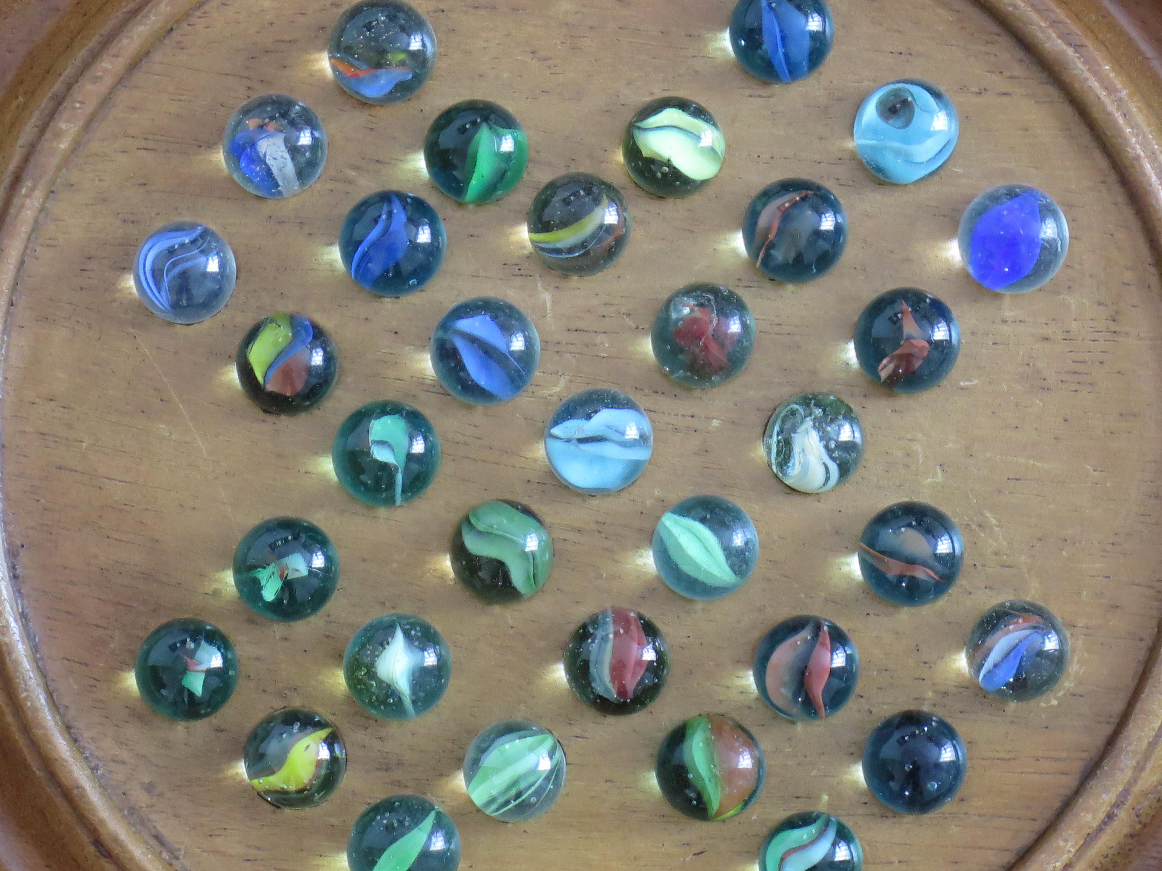 Juego de solitario de canicas Tablero de madera dura con 34 canicas antiguas de cristal arremolinado, Circa 1930 en venta 3