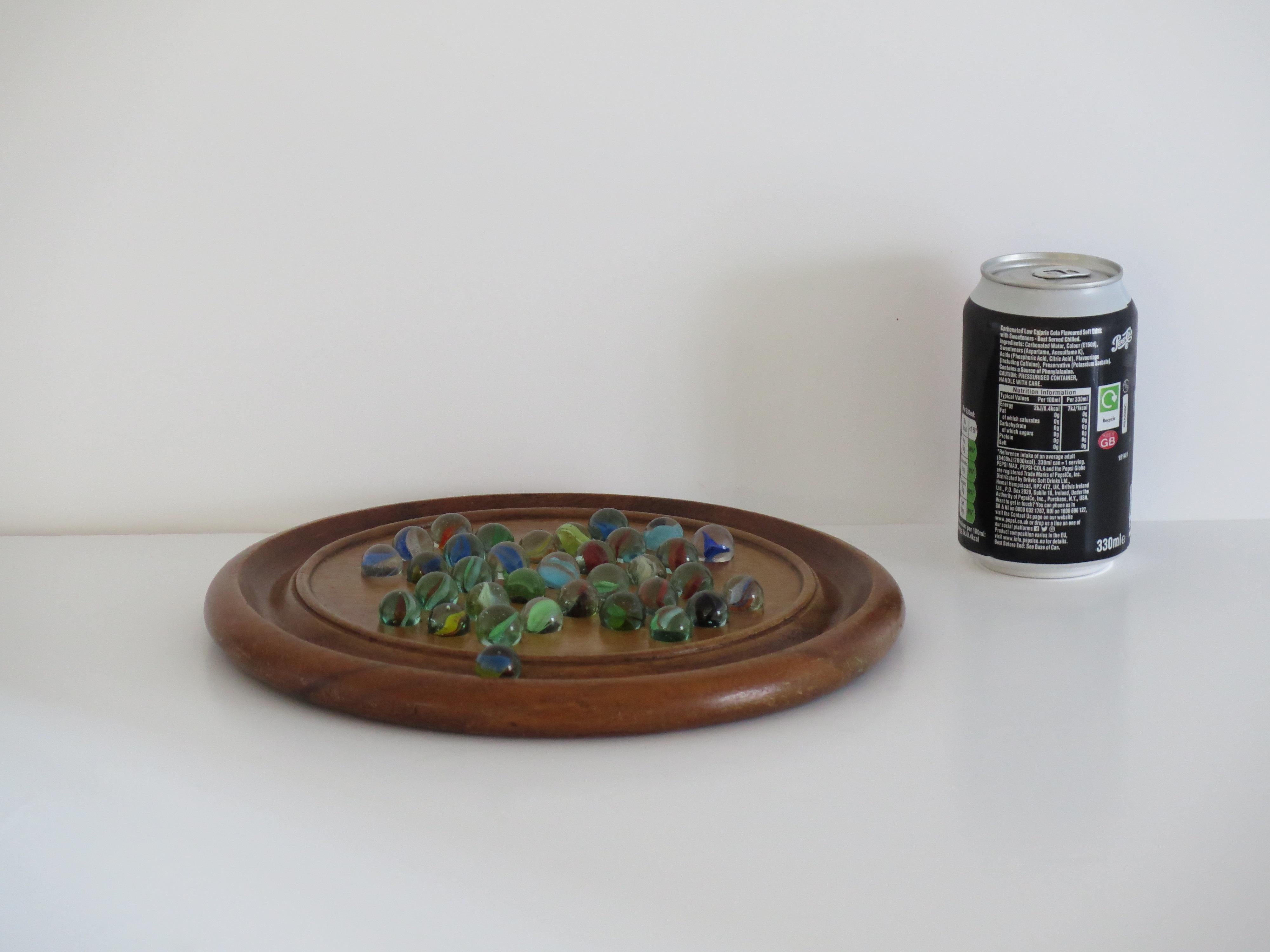 Juego de solitario de canicas Tablero de madera dura con 34 canicas antiguas de cristal arremolinado, Circa 1930 en venta 9