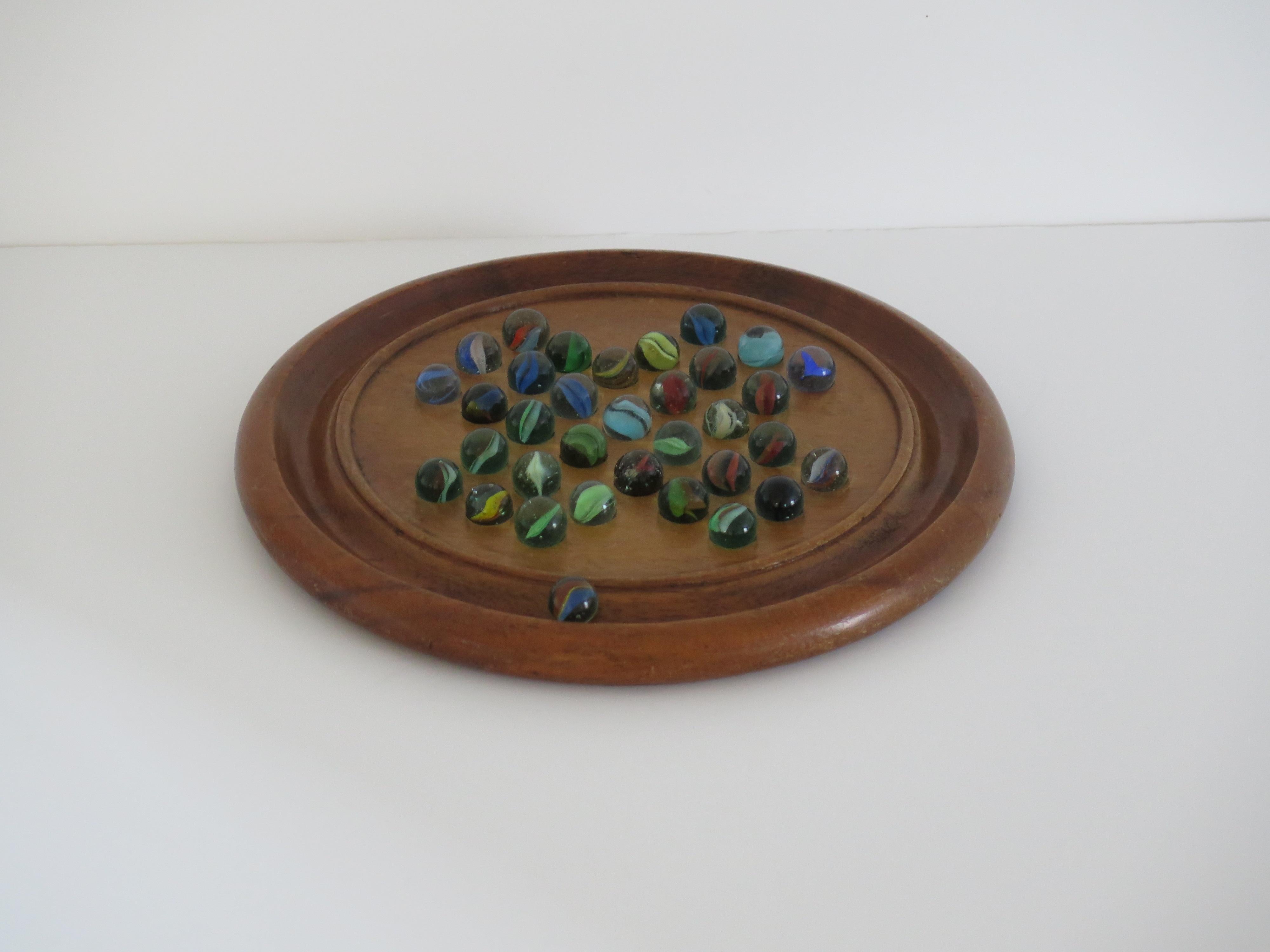 Juego de solitario de canicas Tablero de madera dura con 34 canicas antiguas de cristal arremolinado, Circa 1930 Arte popular en venta