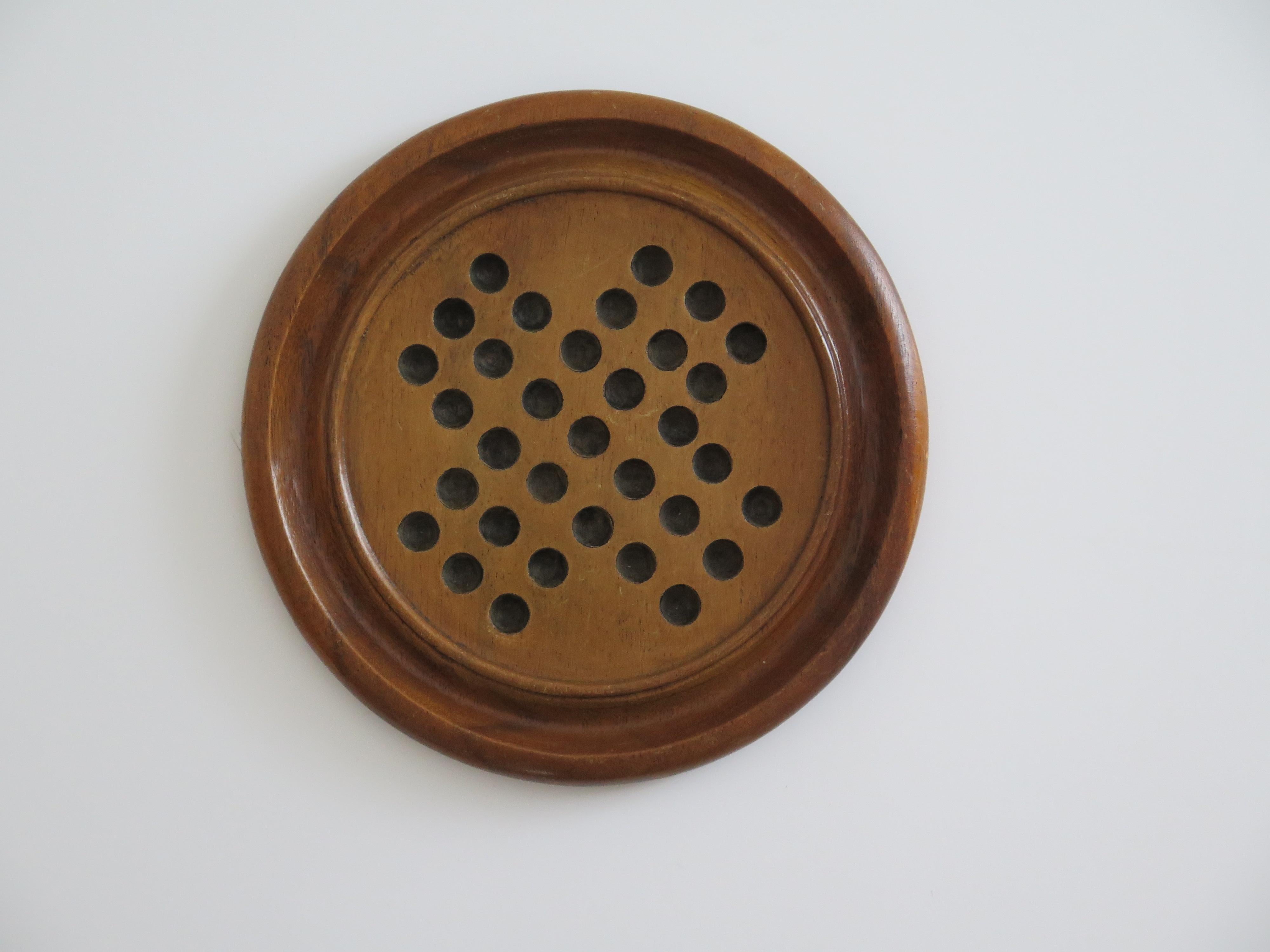Juego de solitario de canicas Tablero de madera dura con 34 canicas antiguas de cristal arremolinado, Circa 1930 Transformado en venta