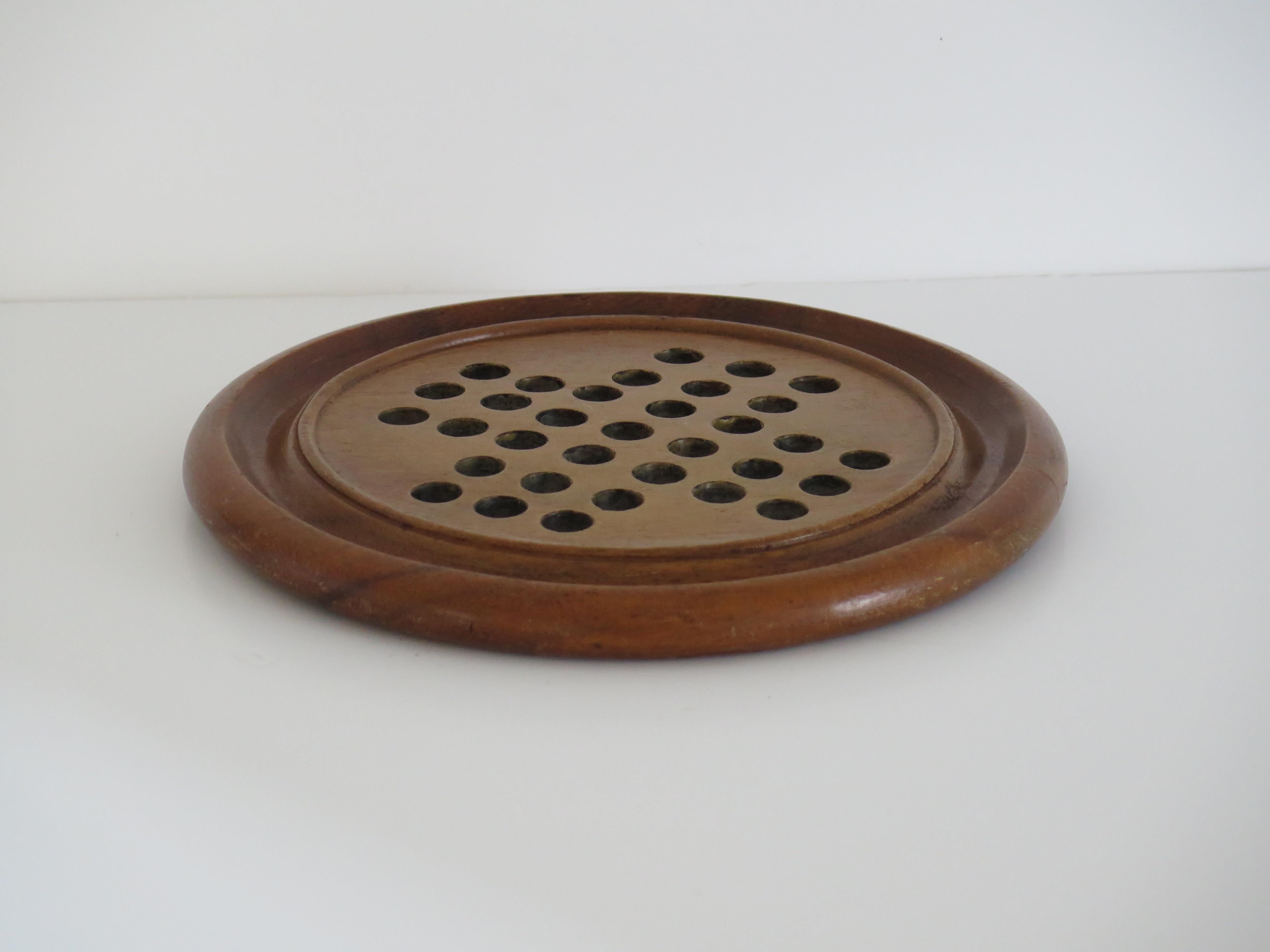 Juego de solitario de canicas Tablero de madera dura con 34 canicas antiguas de cristal arremolinado, Circa 1930 en Bueno estado para la venta en Lincoln, Lincolnshire