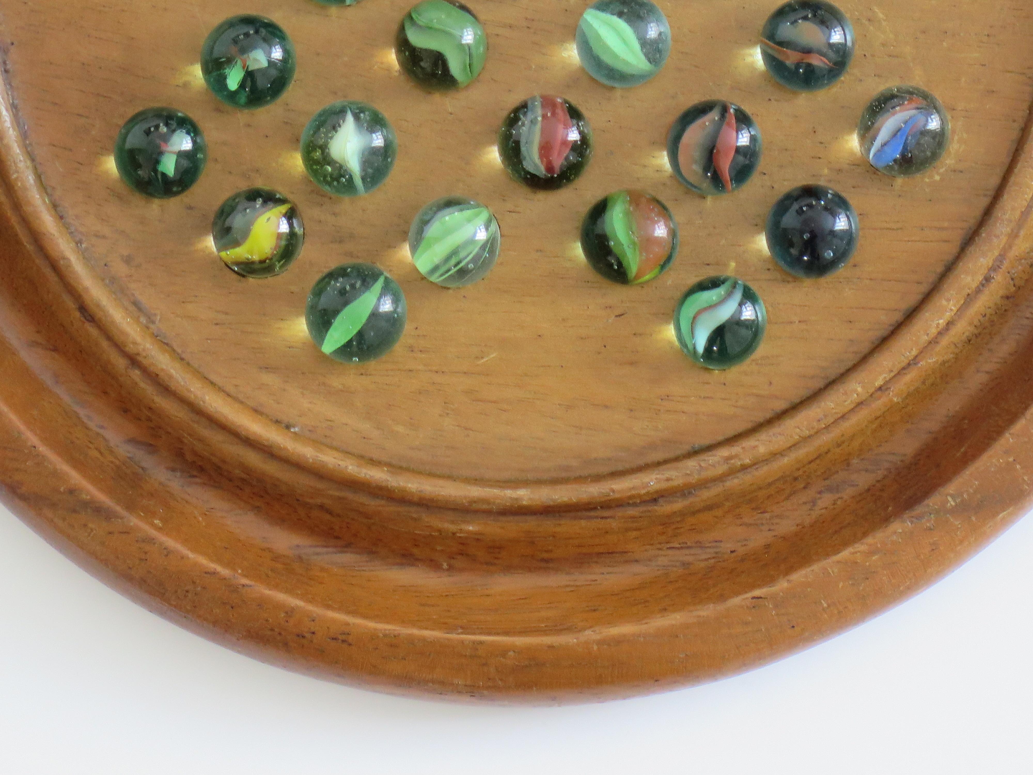 Juego de solitario de canicas Tablero de madera dura con 34 canicas antiguas de cristal arremolinado, Circa 1930 en venta 1