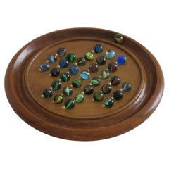 Gioco del Solitario in Marmo Tavola in legno duro con 34 biglie di vetro antiche, CIRCA 1930