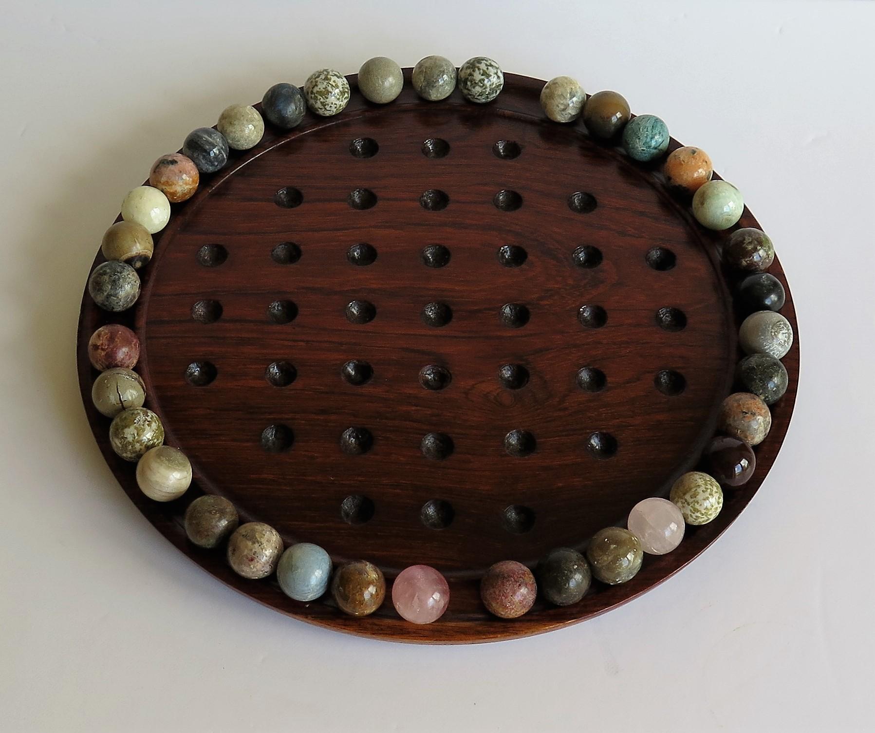 Marble Solitaire Game Polished Hardwood Board 36 Agate Stone Marbles, circa 1915 In Good Condition In Lincoln, Lincolnshire