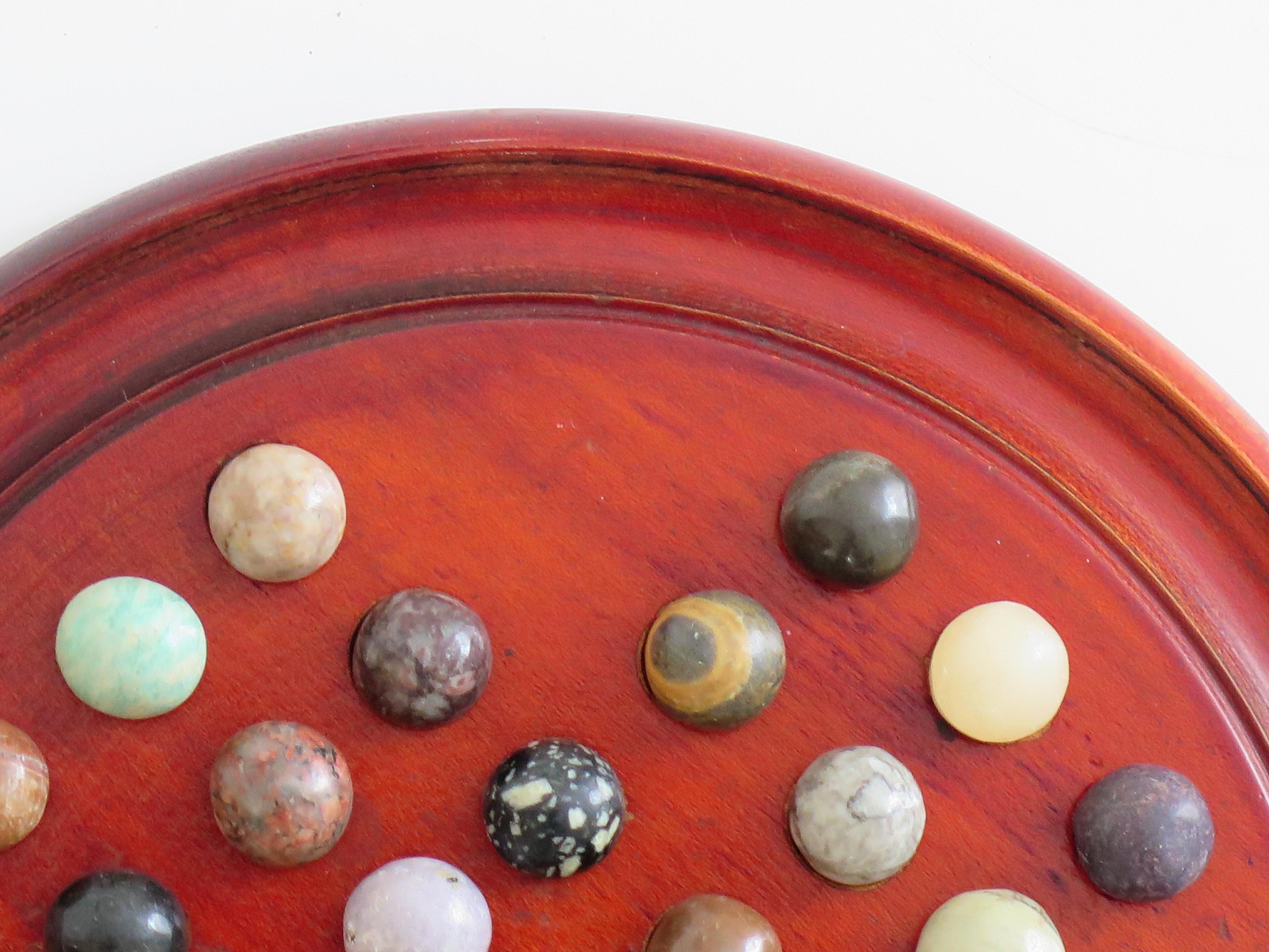 Marble Solitaire Game with hardwood board and 33 agate stone Marbles, Circa 1925 In Good Condition For Sale In Lincoln, Lincolnshire