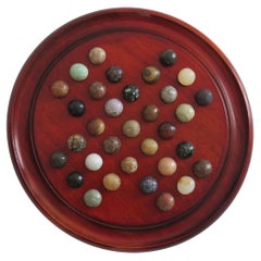 Gioco del solitario in marmo con tabellone in legno duro e 33 biglie in pietra d'agata, CIRCA 1925