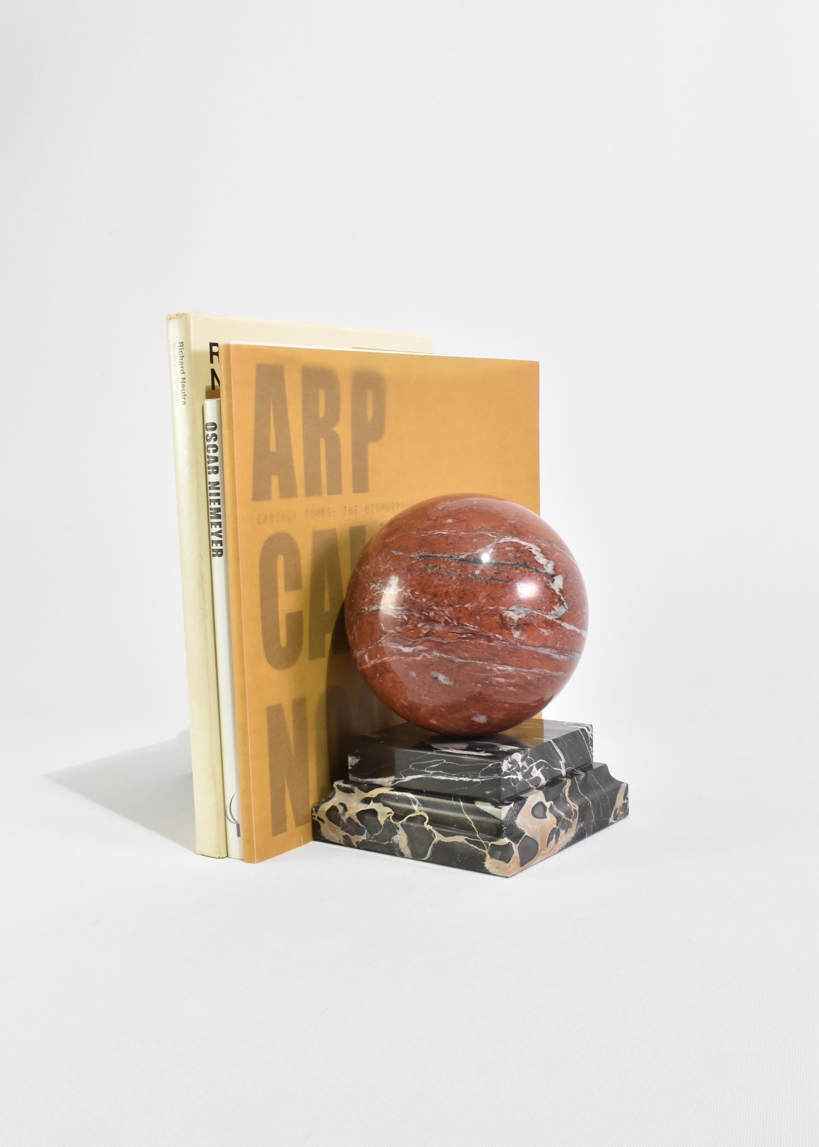 Sphère en marbre Serre-livres Bon état - En vente à Richmond, VA