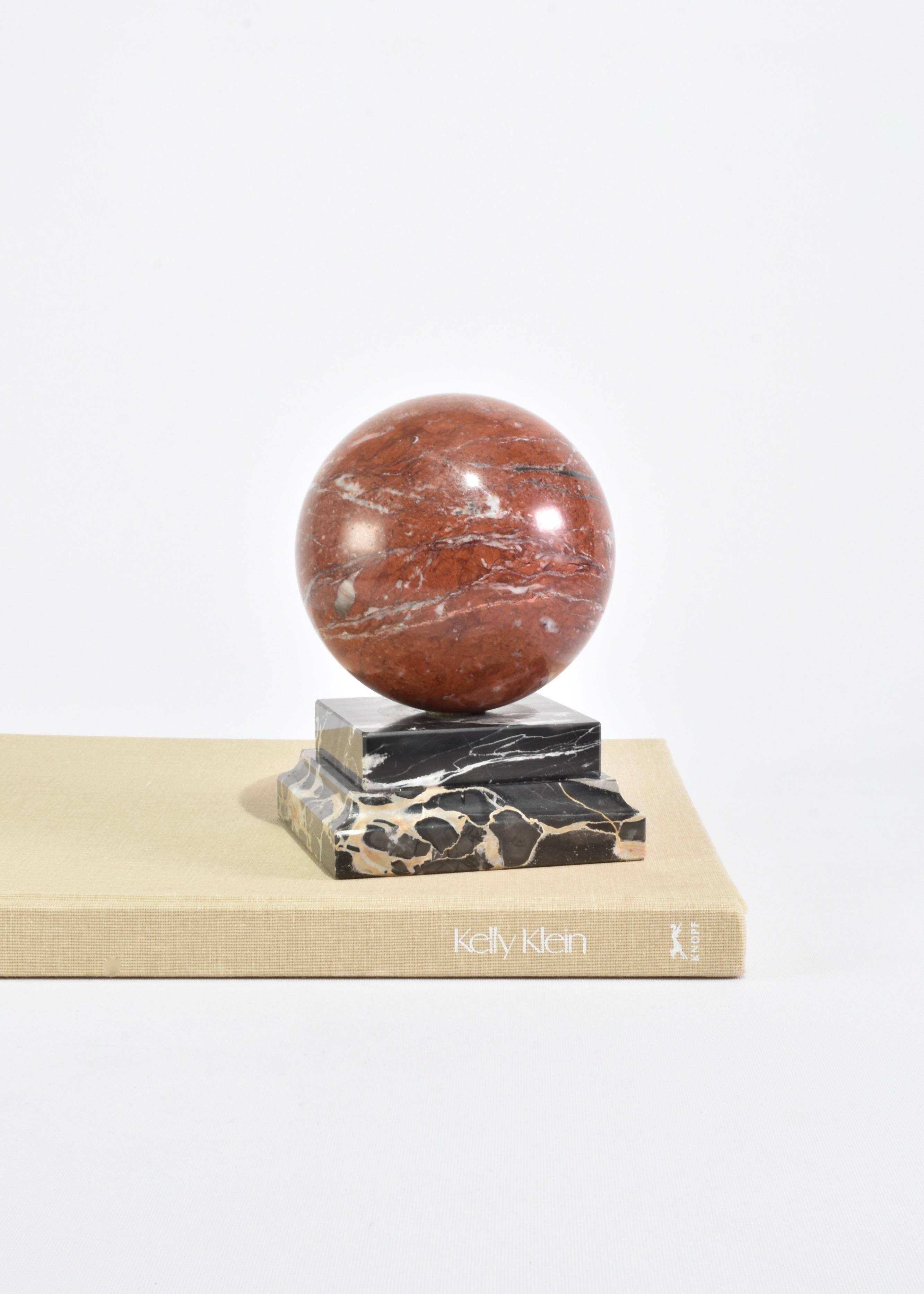 Milieu du XXe siècle Sphère en marbre Serre-livres en vente