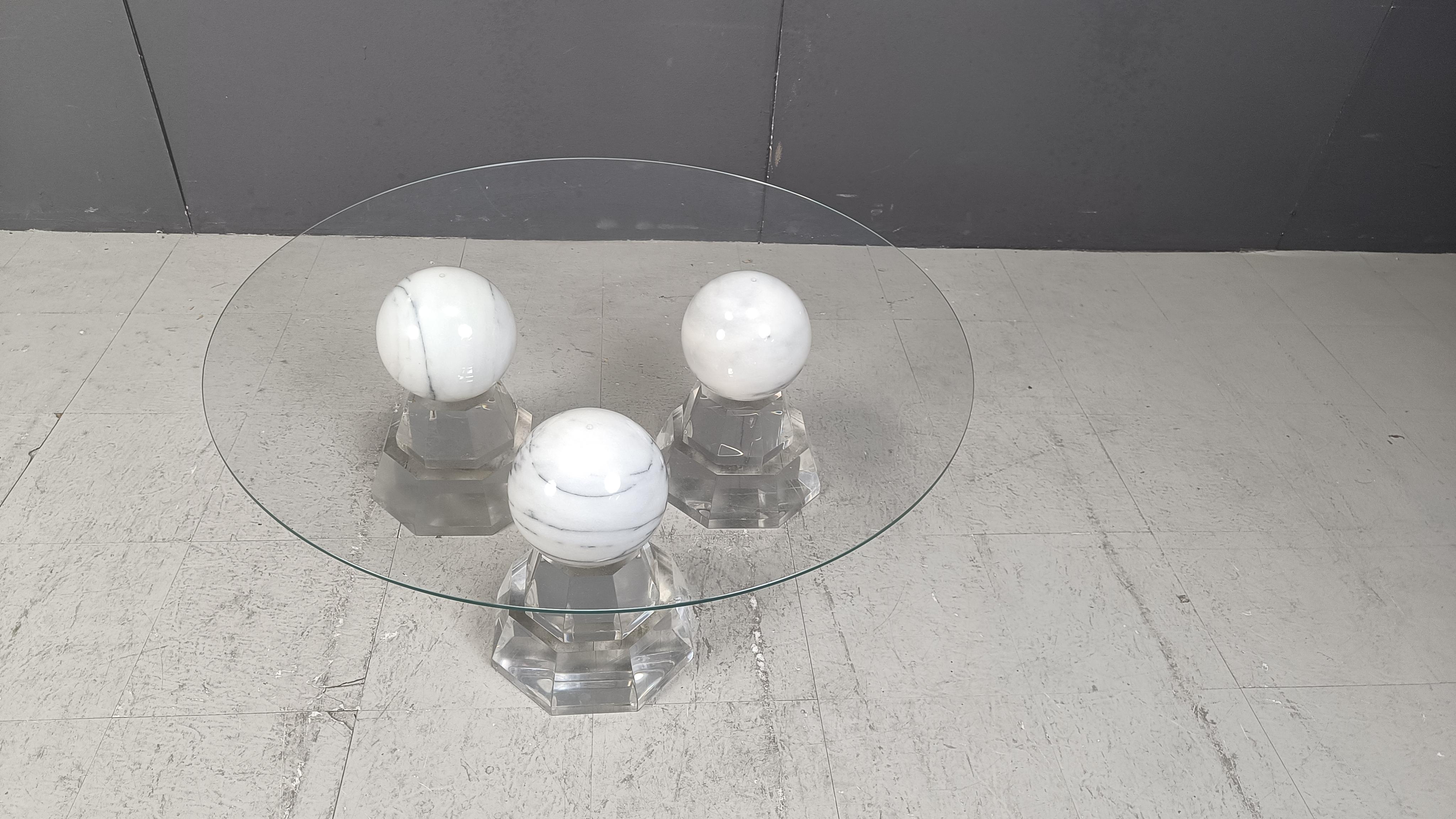 Wunderschöner Vintage-Couchtisch mit 3 weißen Marmorkugeln, die auf einem Sockel aus Lucit montiert sind und von einer Glasplatte gekrönt werden.

Ein schönes, zeitloses Stück.

Dieser Tisch stammt von Roche Bobois, einer Luxusmöbelmarke mit einem
