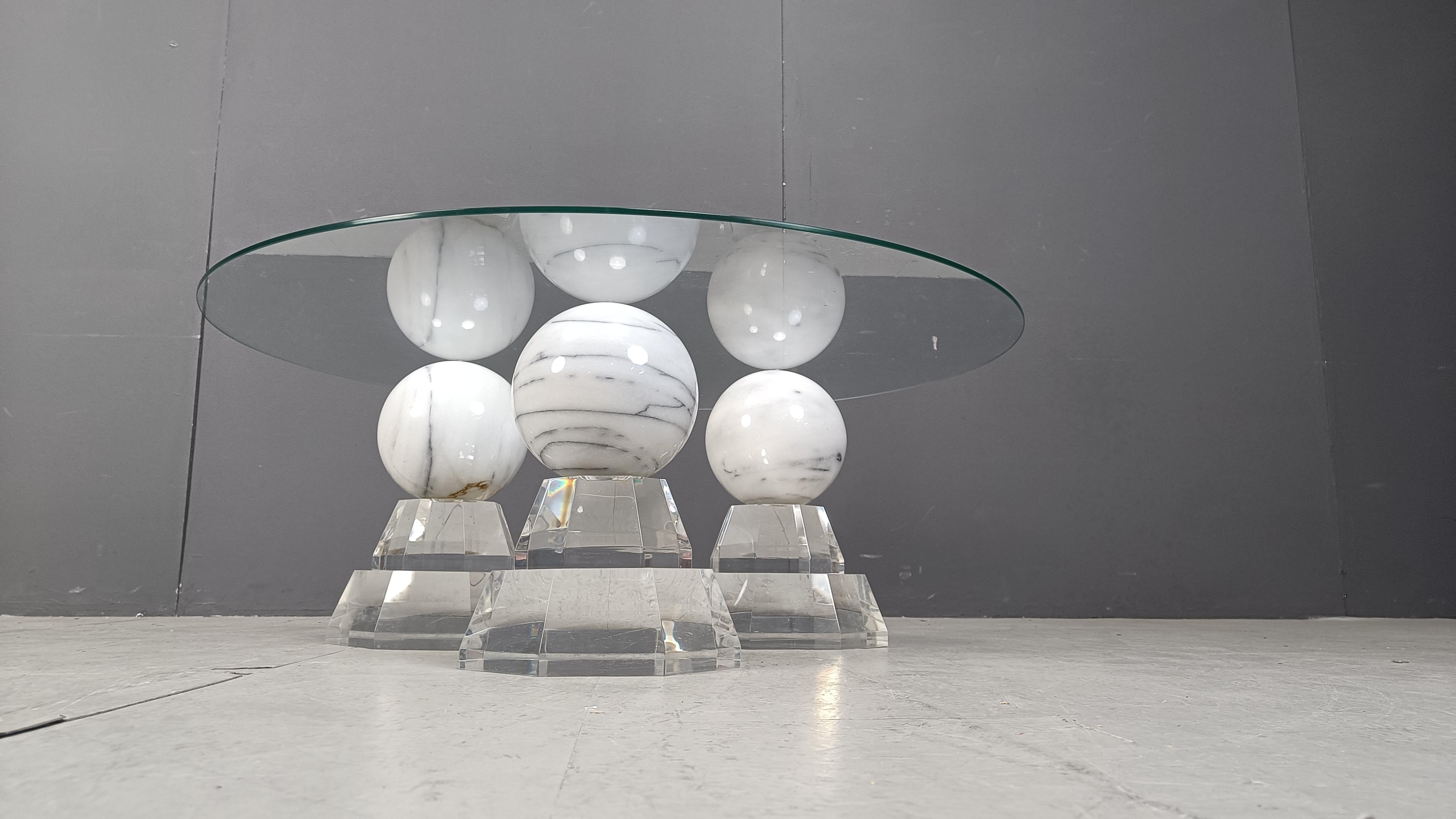 Mesa de centro esfera de mármol de Roche Bobois, años 80 Lucite en venta