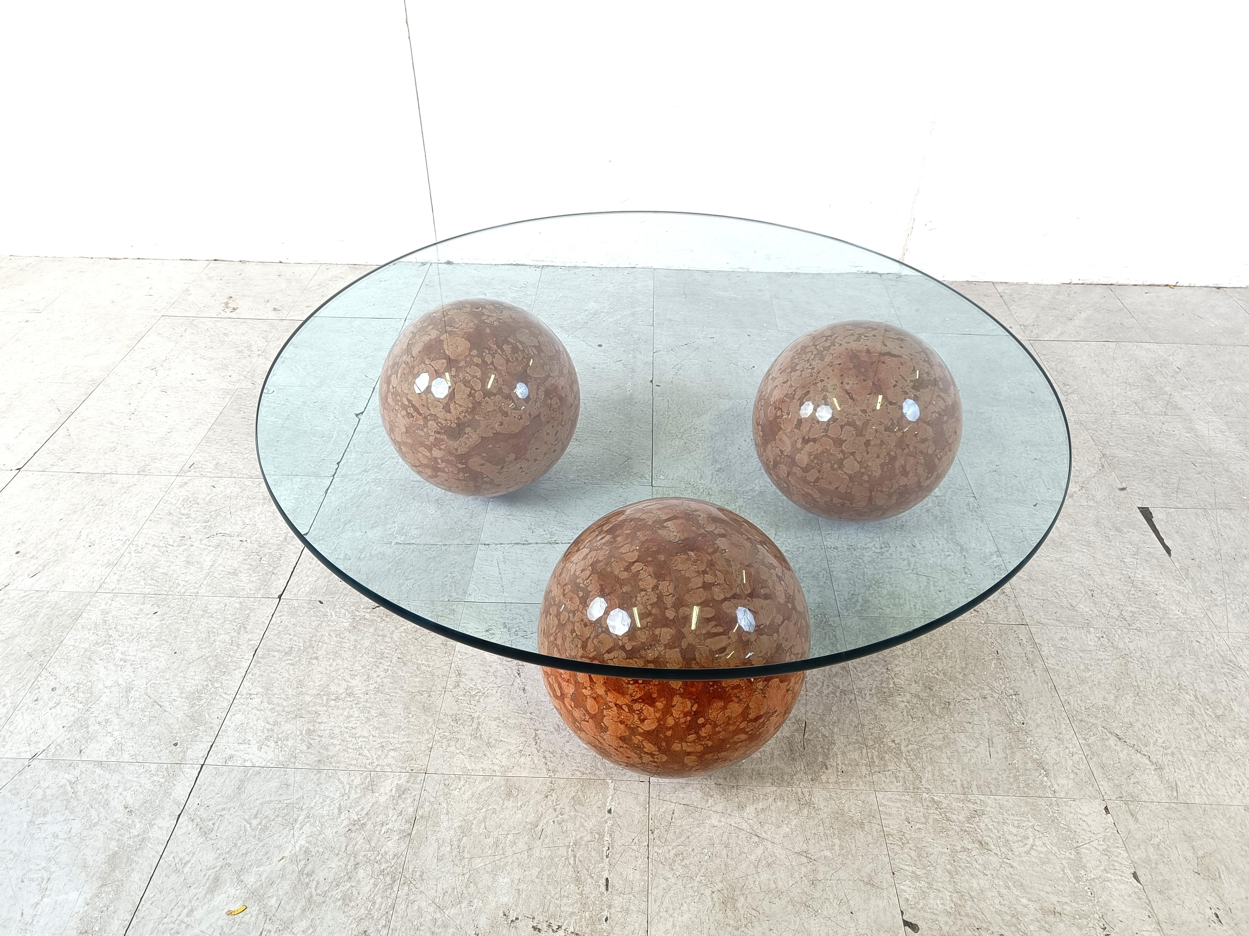 Rare and unique red marble 'sphere' or globe coffee table with a clear round glass top.

Beautiful red marble with lovely vains running troughout.

Very decorative and timeless design coffee table

1980s - Italy

Very good condition.

Height: