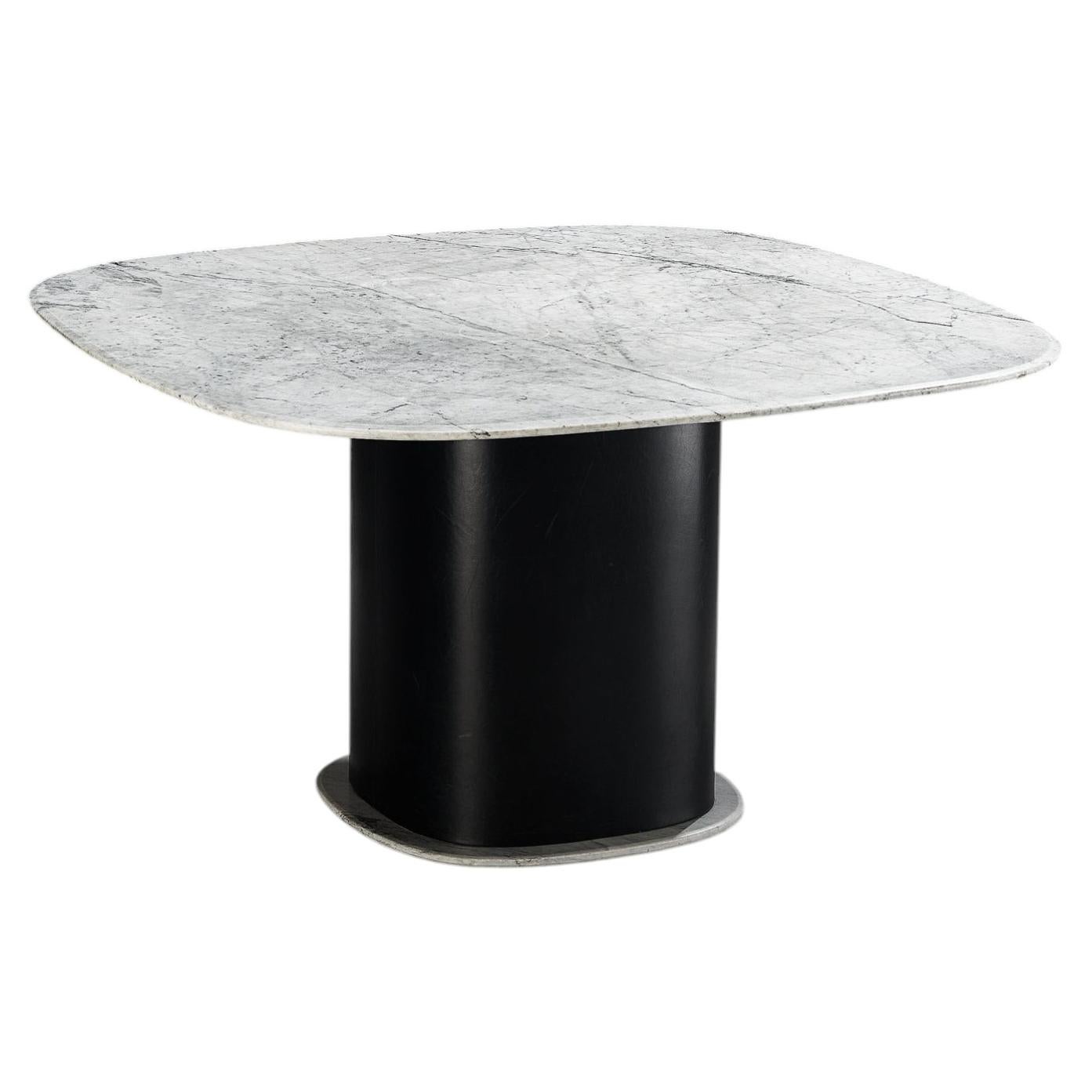 Quadratischer Esstisch aus Marmor mit kontrastierender Basis