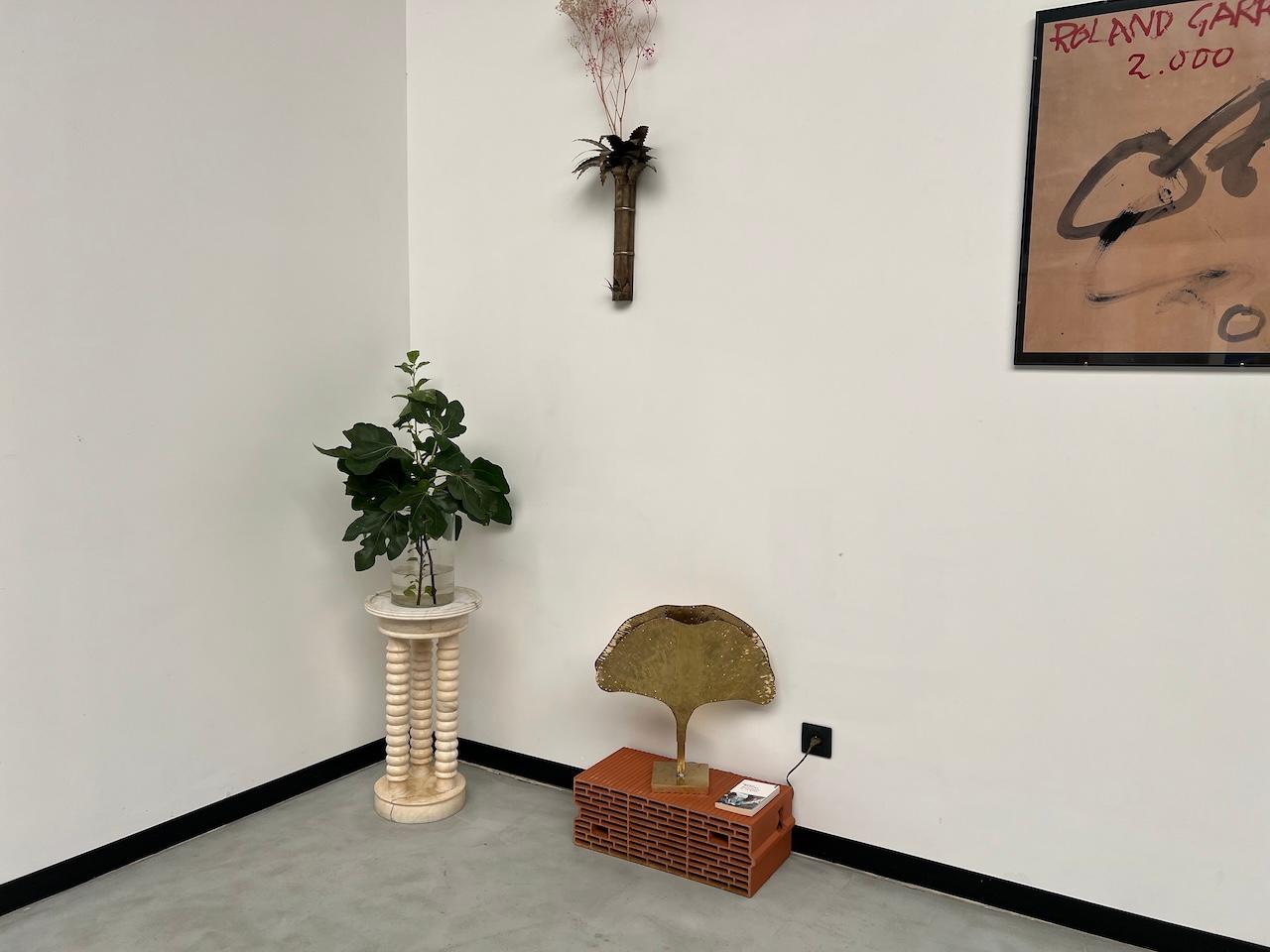 Socle en marbre blanc français à 3 colonnes des années 70. 

Il peut servir de porte-plante, de table d'appoint, de guéridon ou même de table de chevet. Très élégant, le marbre associé aux colonnes lui confère une allure délicate et intemporelle.