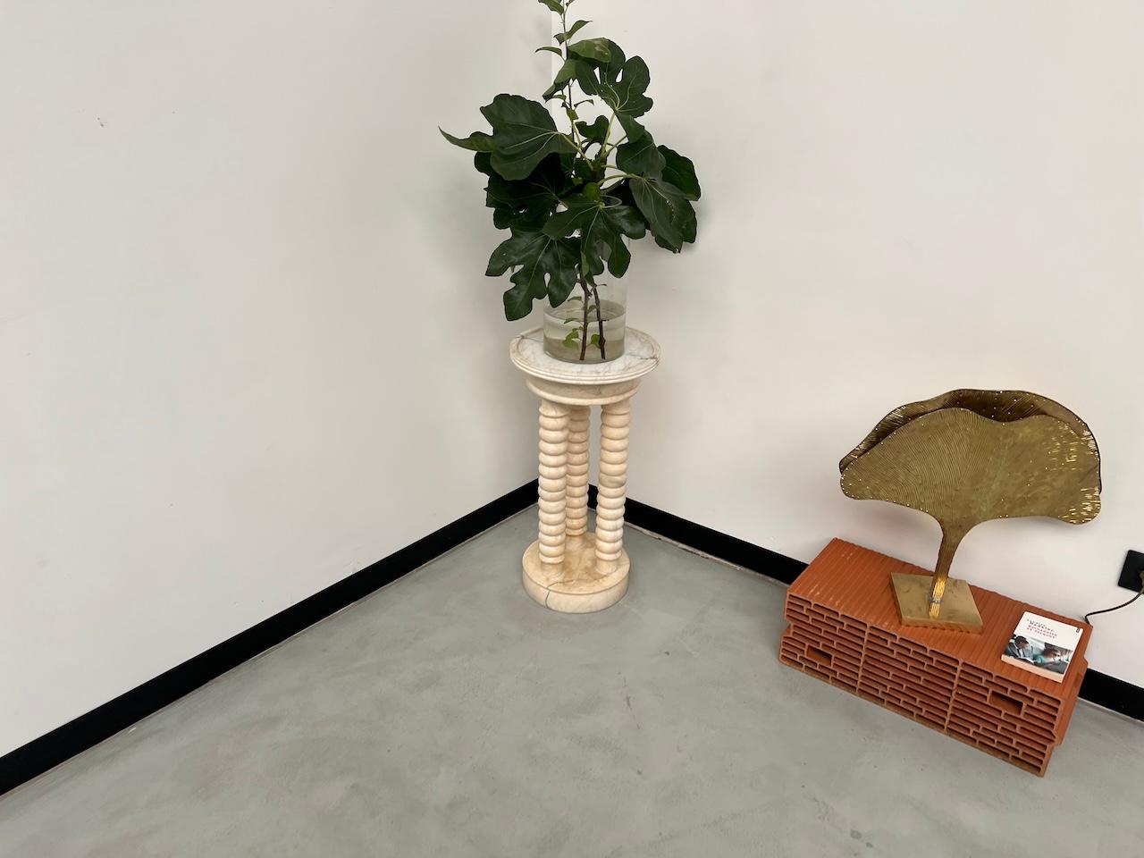 Stand en marbre avec 3 colonnes, vers 1970, France Bon état - En vente à LYON, FR
