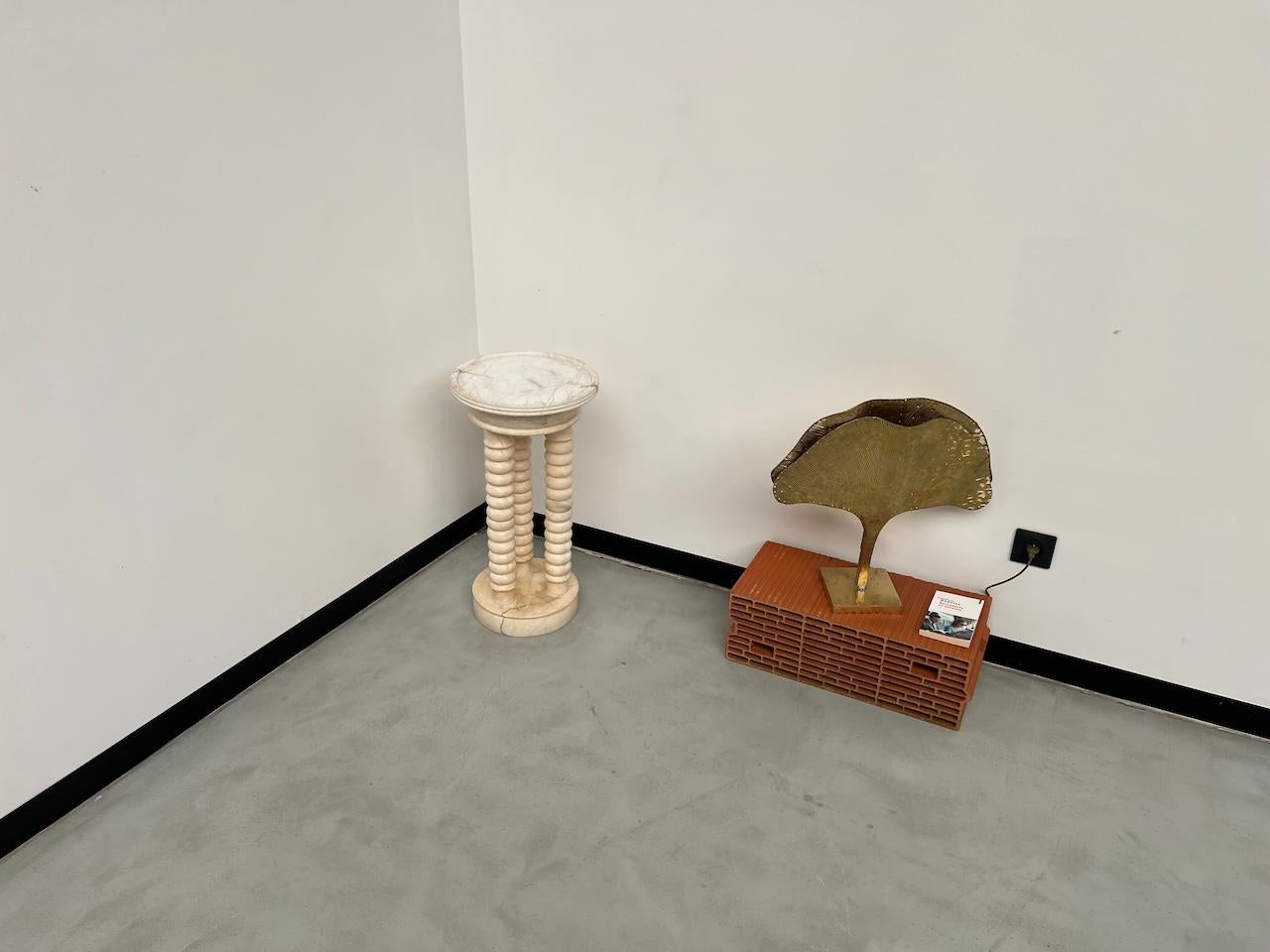 Marbre Stand en marbre avec 3 colonnes, vers 1970, France en vente