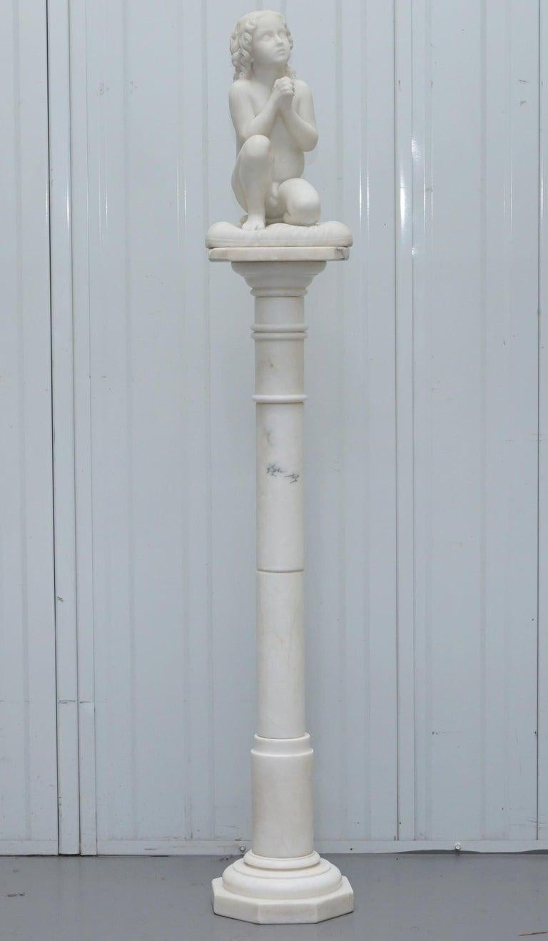 Wir freuen uns sehr über diese wunderschöne und wirklich sehr seltene Marmorstatue auf Alabaster-Sockel mit einem knienden betenden Kind nach dem Original des großen Luigi Pampaloni (1791-1847) namens Samuel

Ein absolut atemberaubendes Stück, der