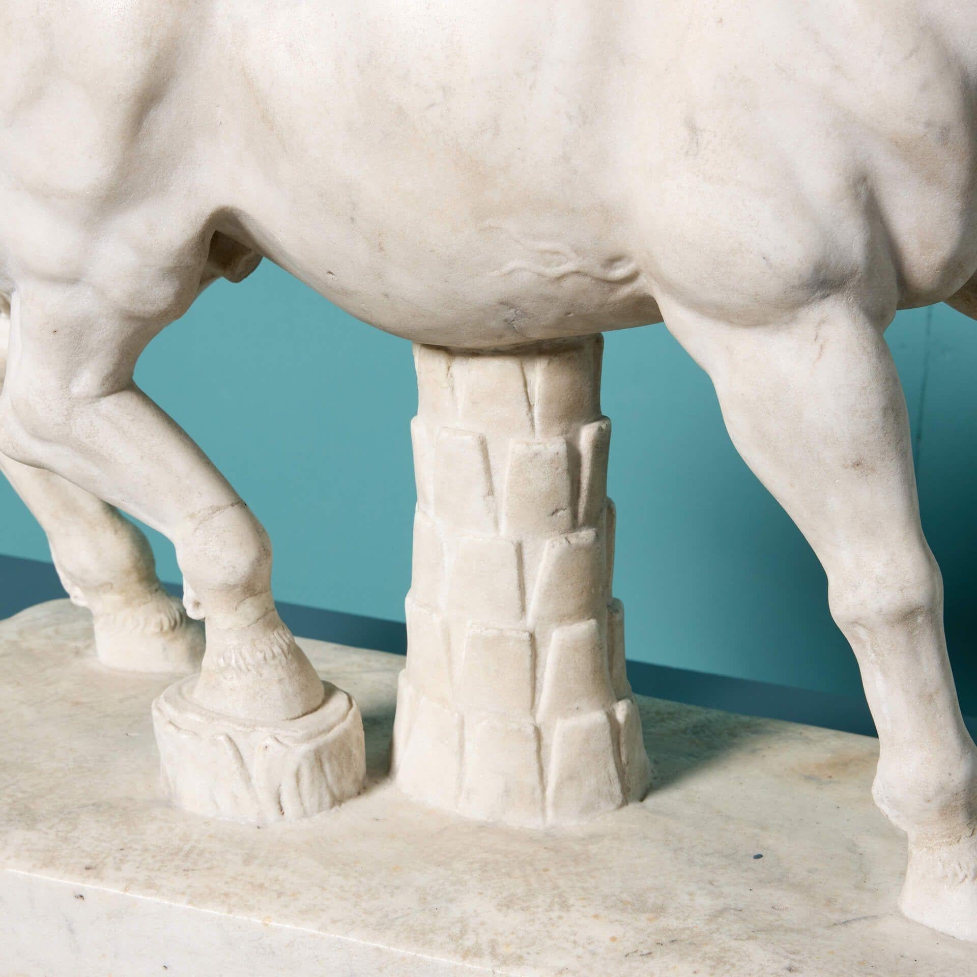 Statua in marmo di uno stallone al passo, dopo l'Antico In condizioni discrete in vendita a Wormelow, Herefordshire