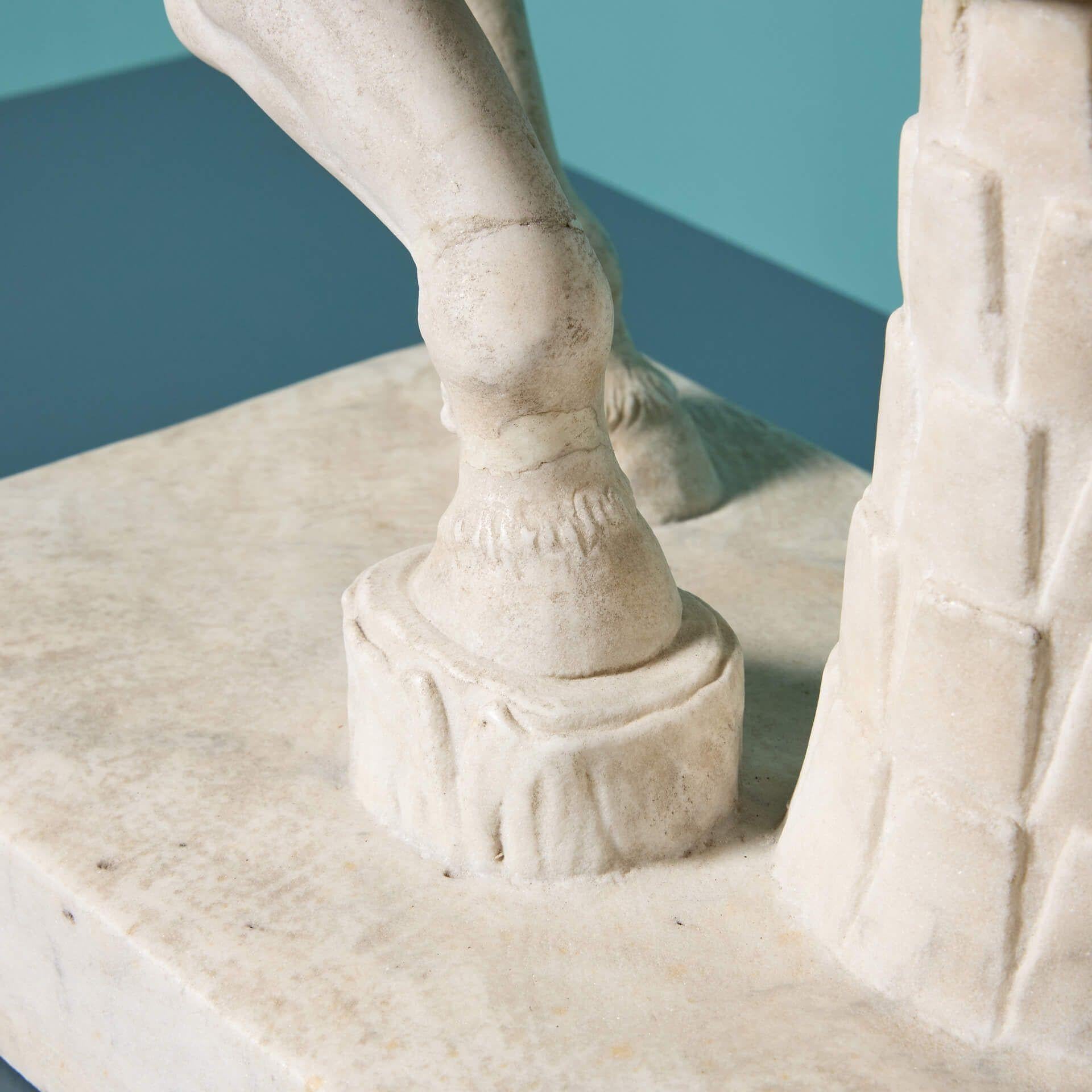 XIX secolo Statua in marmo di uno stallone al passo, dopo l'Antico in vendita