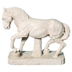 Statua in marmo di uno stallone al passo, dopo l'Antico
