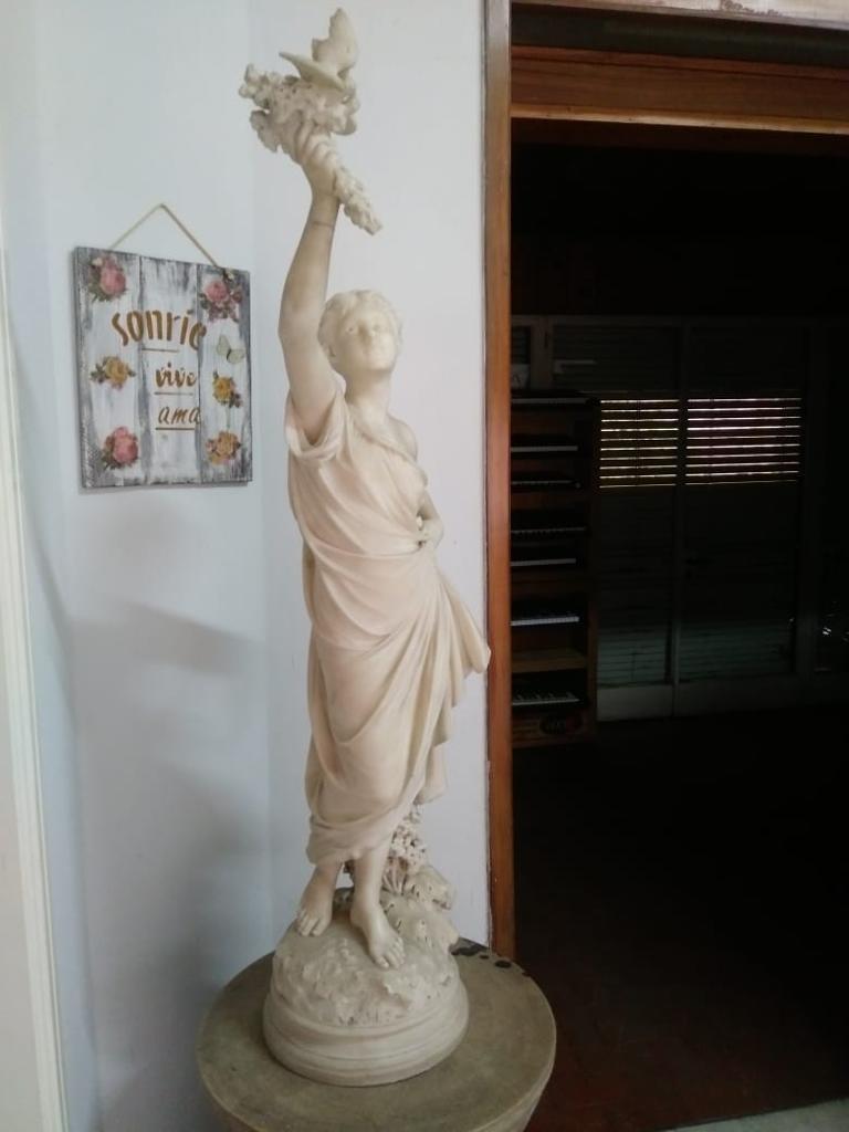 Statue de dame en marbre en vente 4