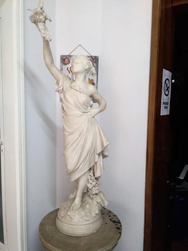 Statue de dame en marbre en vente 5