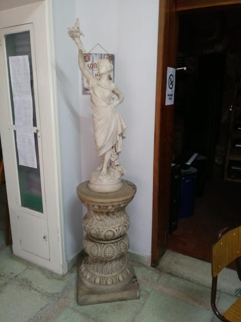 Statue de dame en marbre en vente 6
