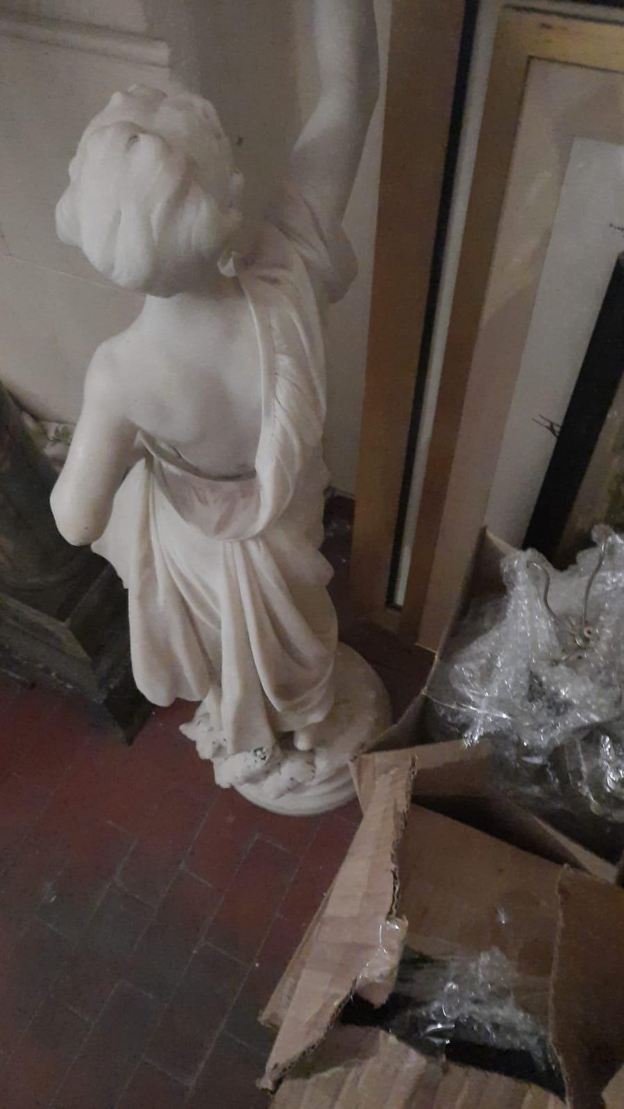 Statue de dame en marbre en vente 3