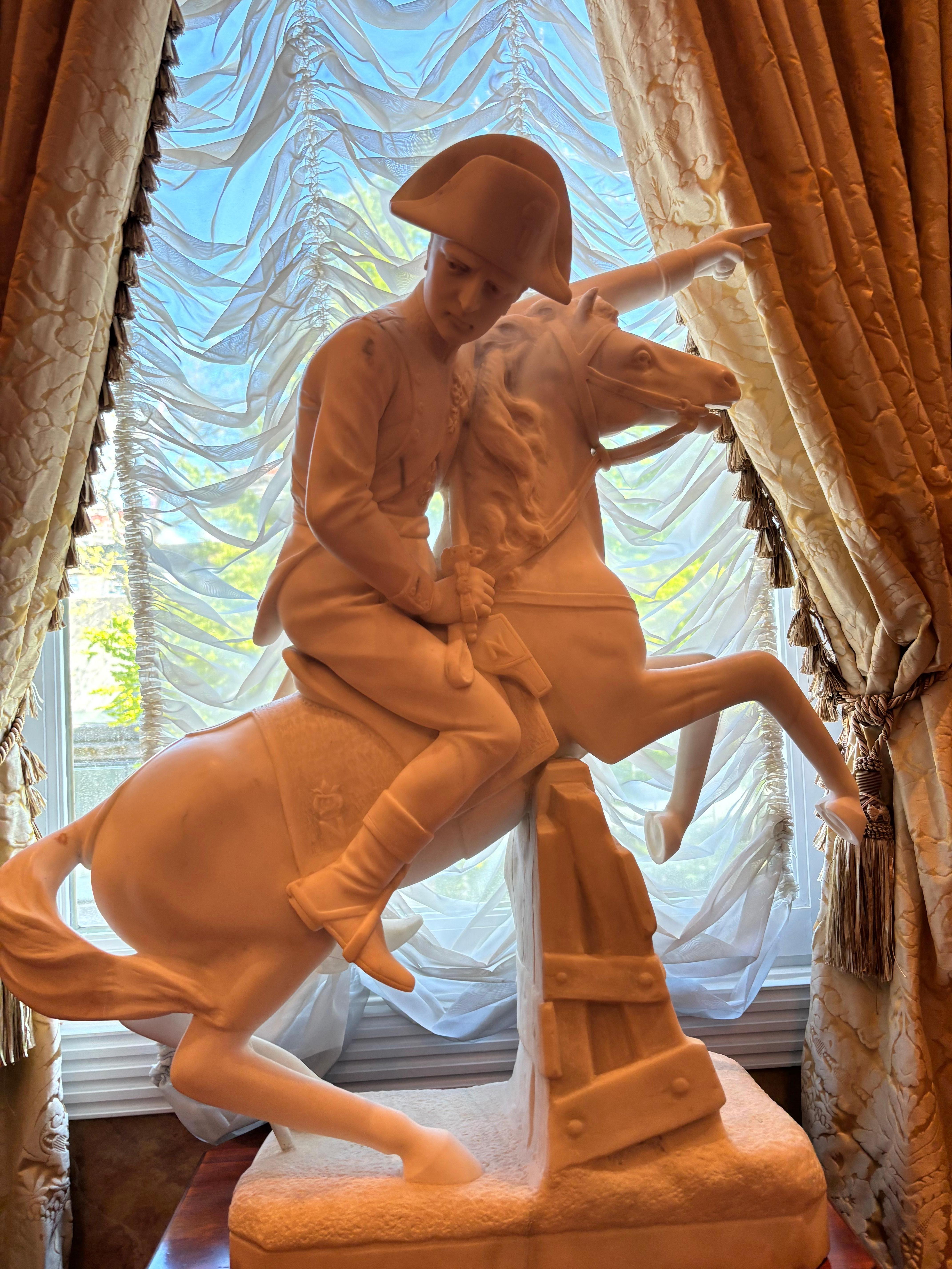 Statua in marmo di Napoleone che attraversa le Alpi dopo un dipinto di Jacques L. David in vendita 2